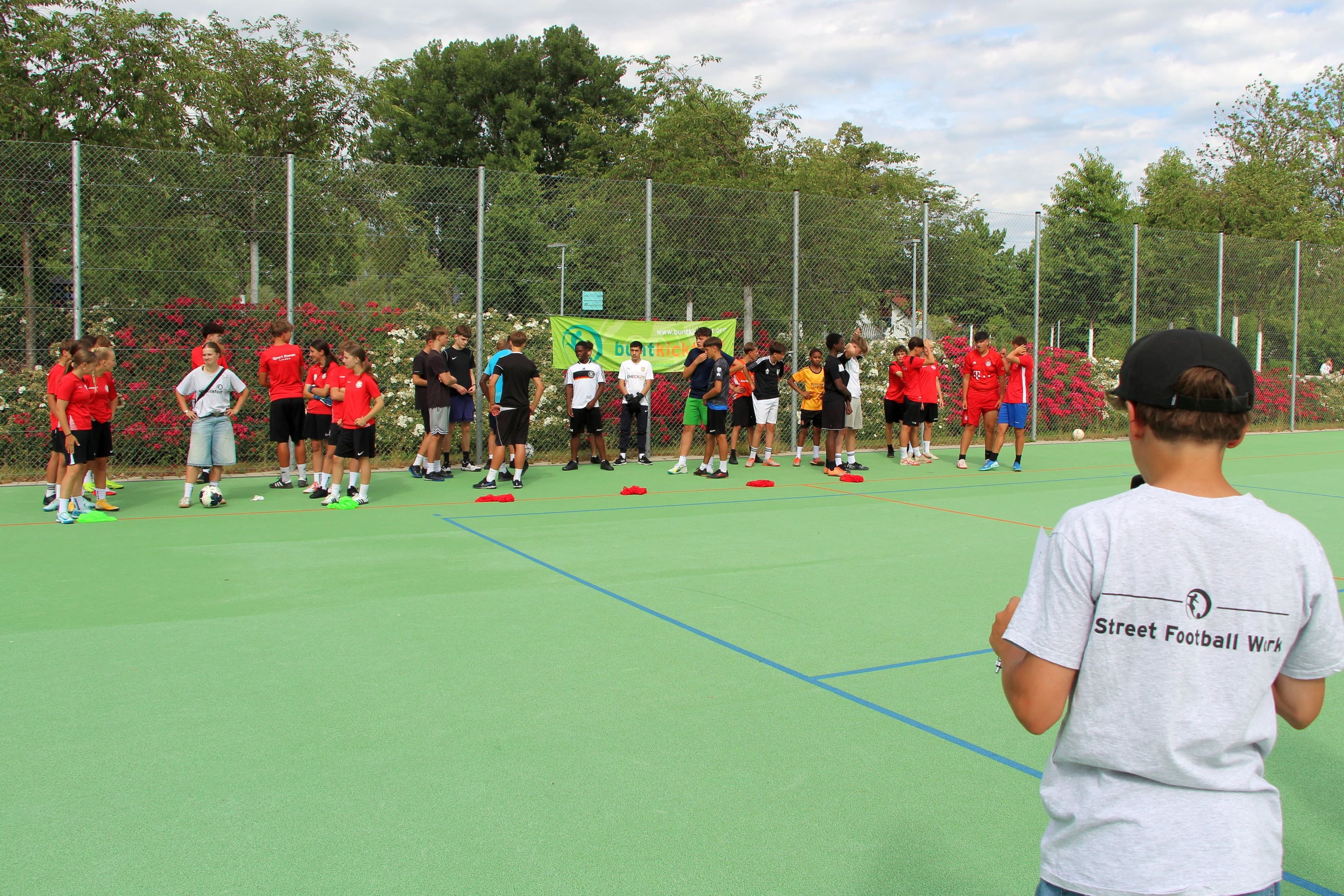 „Bunt kickt gut“ beim Allgäu Cup: Fußball verbindet