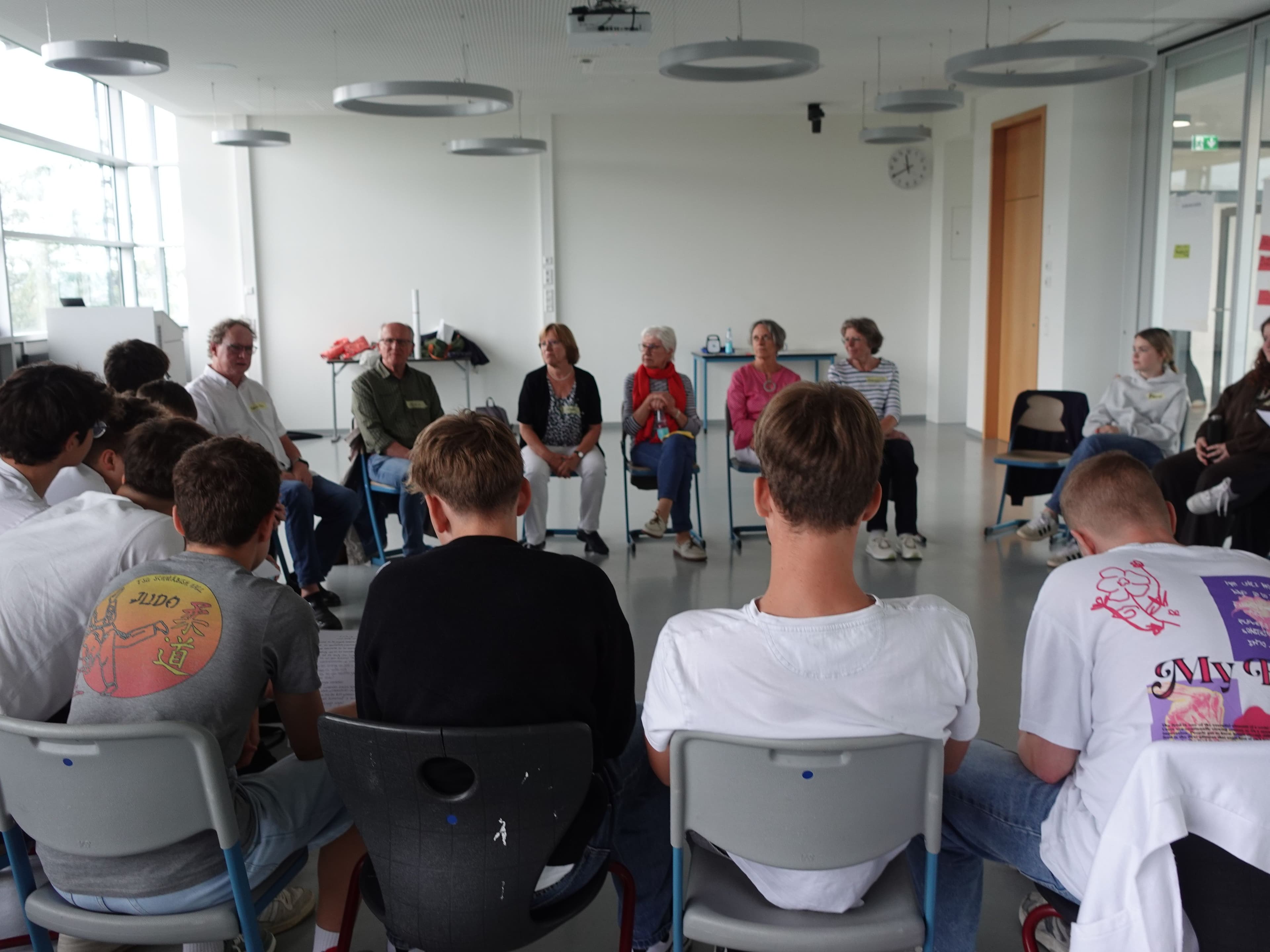 Demokratie im Dialog: Jung und Alt im Austausch