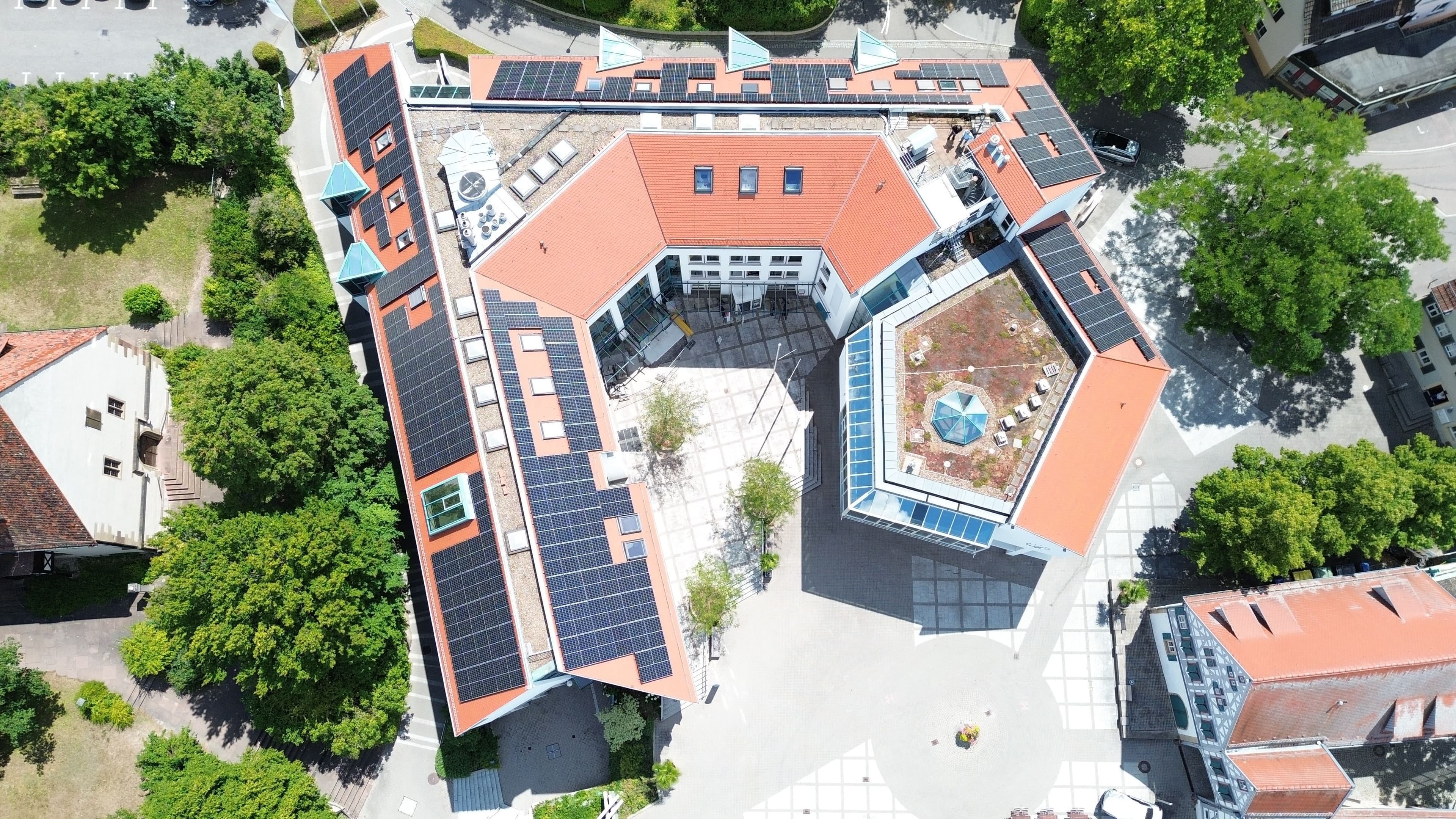 Ditzingen setzt auf Solar: Rathausdach wird zur Energiequelle
