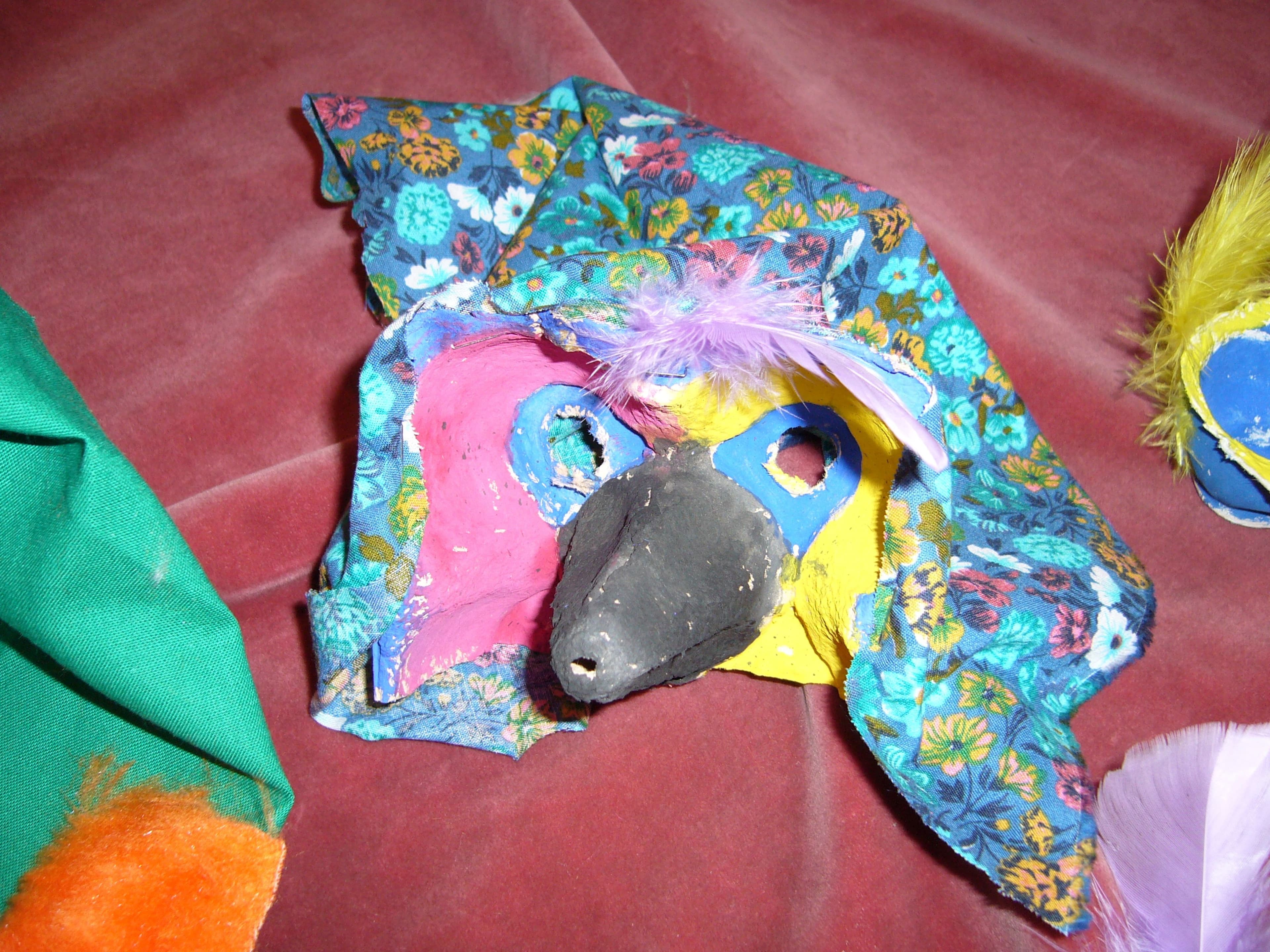 Familienfreundlicher Kreativtag: Entdecken Sie die Kunst des Maskenbastelns