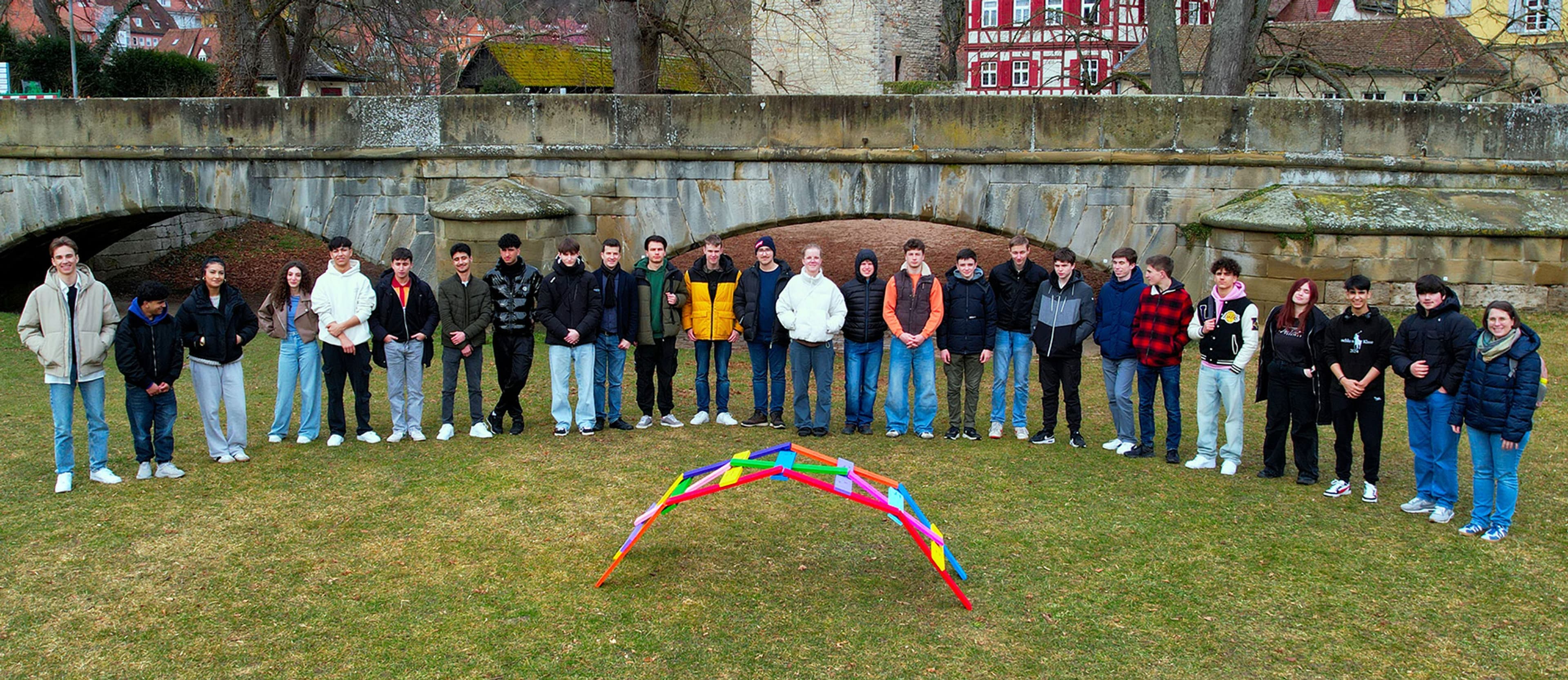 Kunst verbindet: Schüler gestalten Brücken für Stadt und Jugend