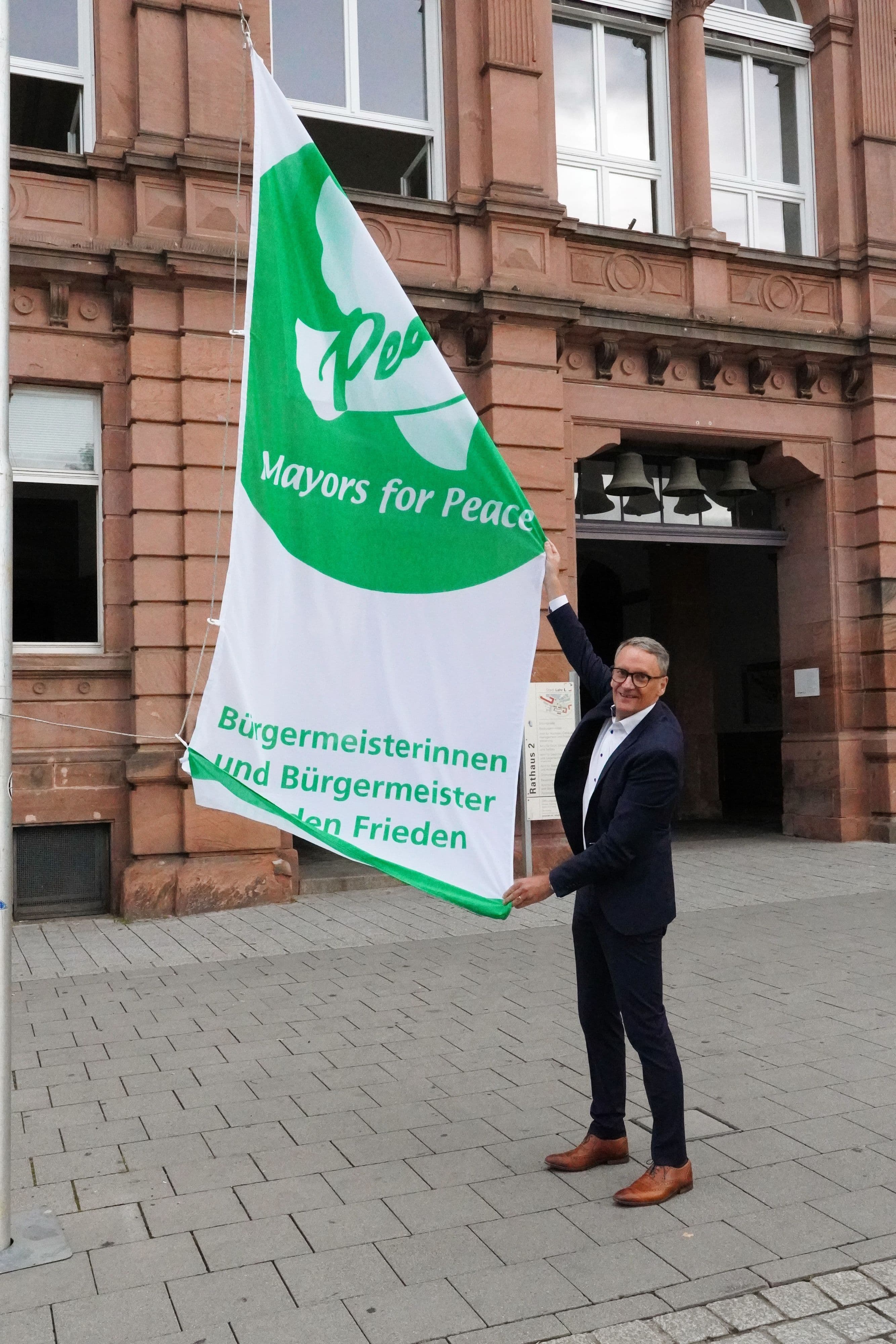 Lahr hisst Flagge für Frieden und Abrüstung