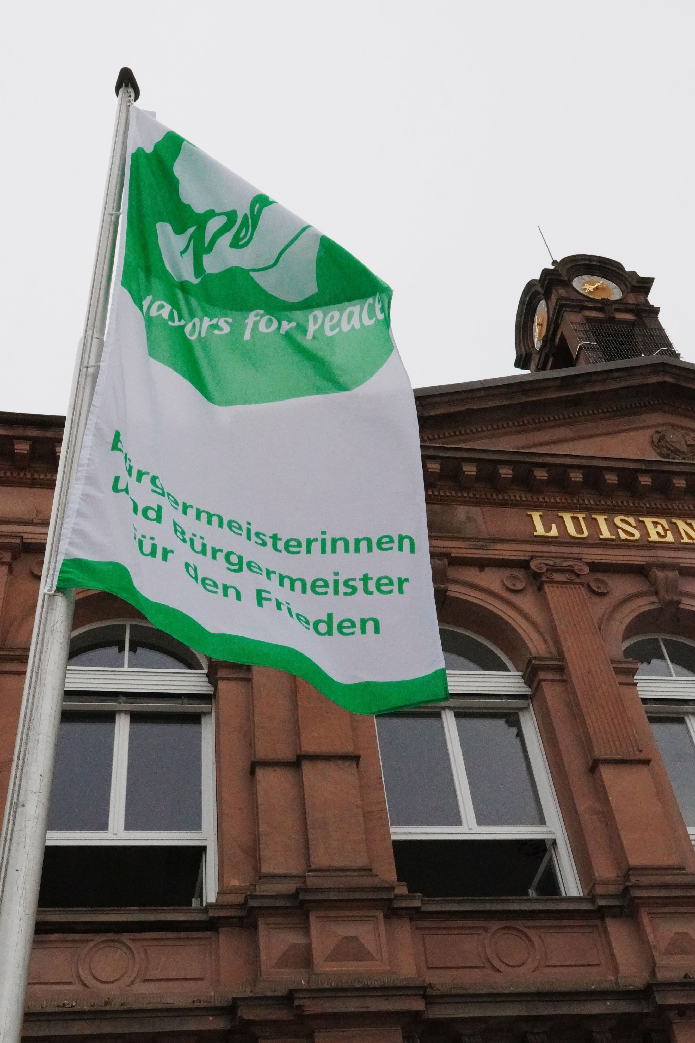 Lahr hisst Flagge für Frieden und Abrüstung