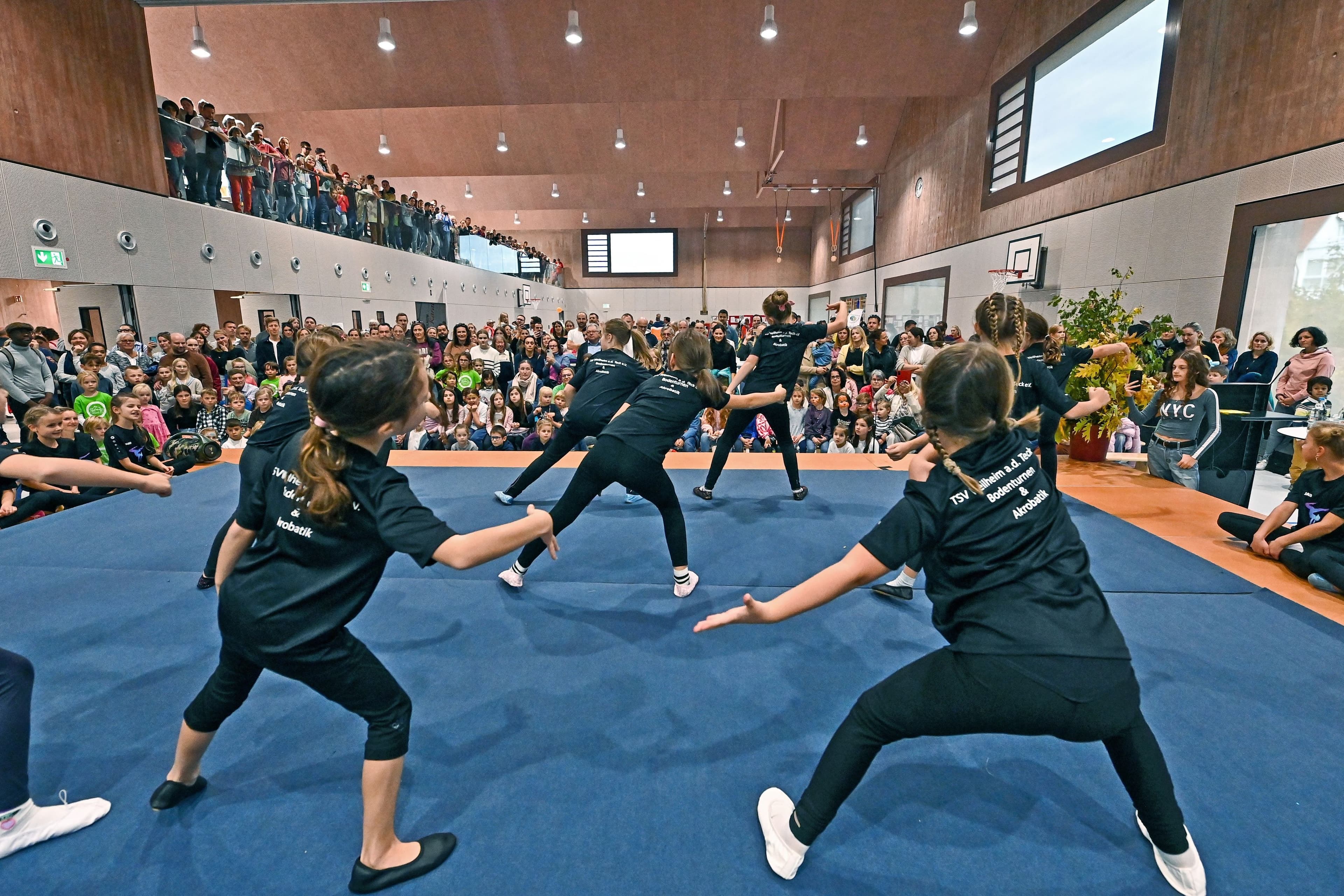 Neue Turnhalle in Weilheim eröffnet