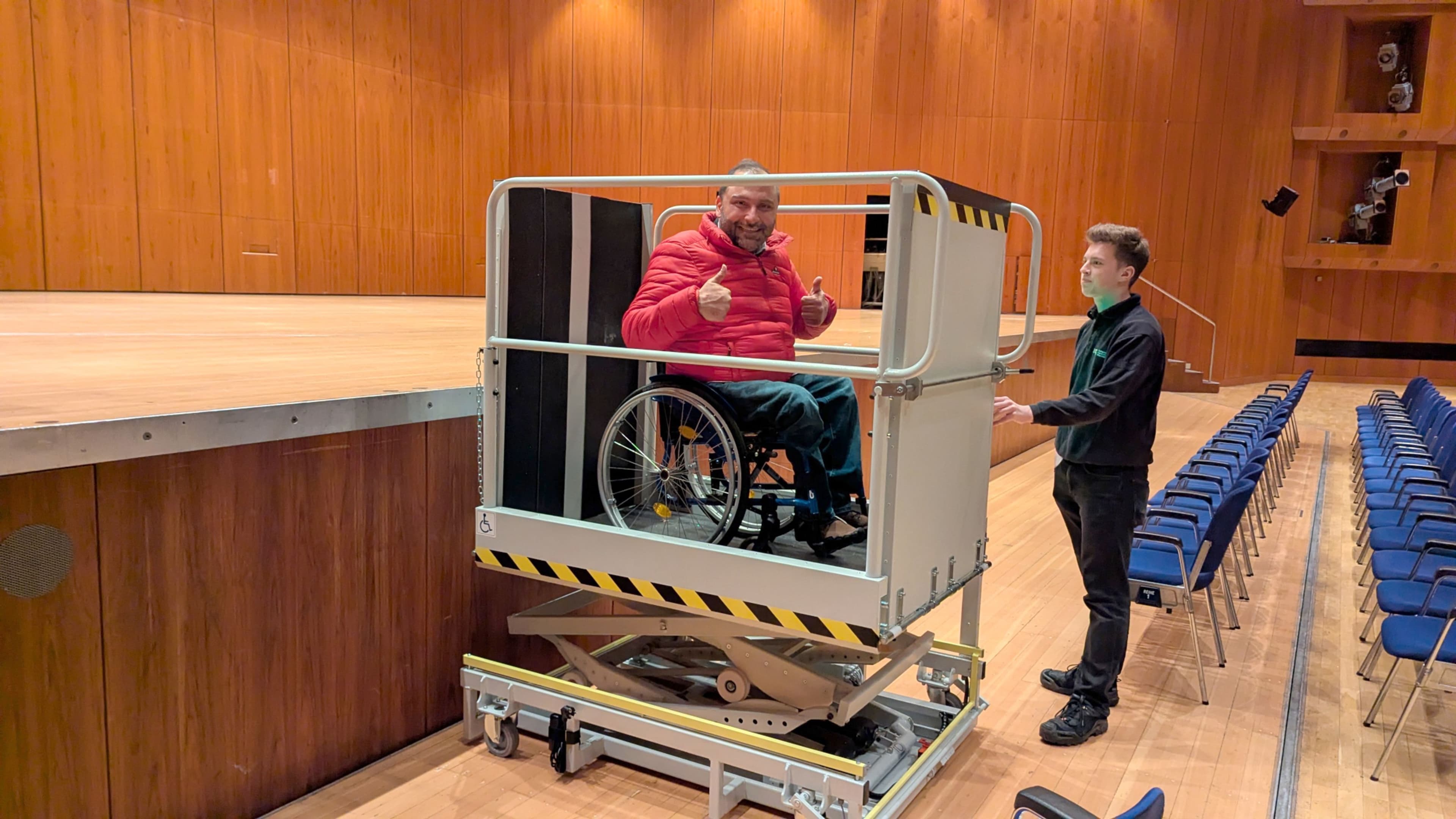 Neuer Bühnenlift im CCP Pforzheim erleichtert Barrierefreiheit