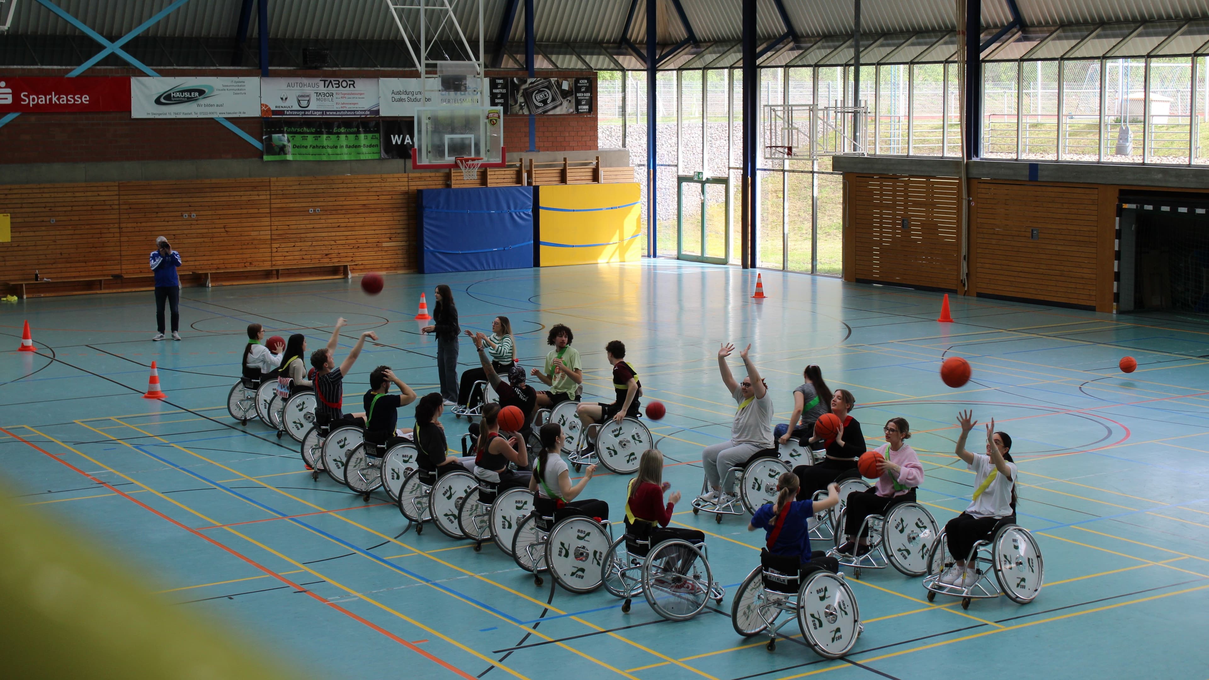 Schüler erleben Mobilitätseinschränkungen im Rollstuhl