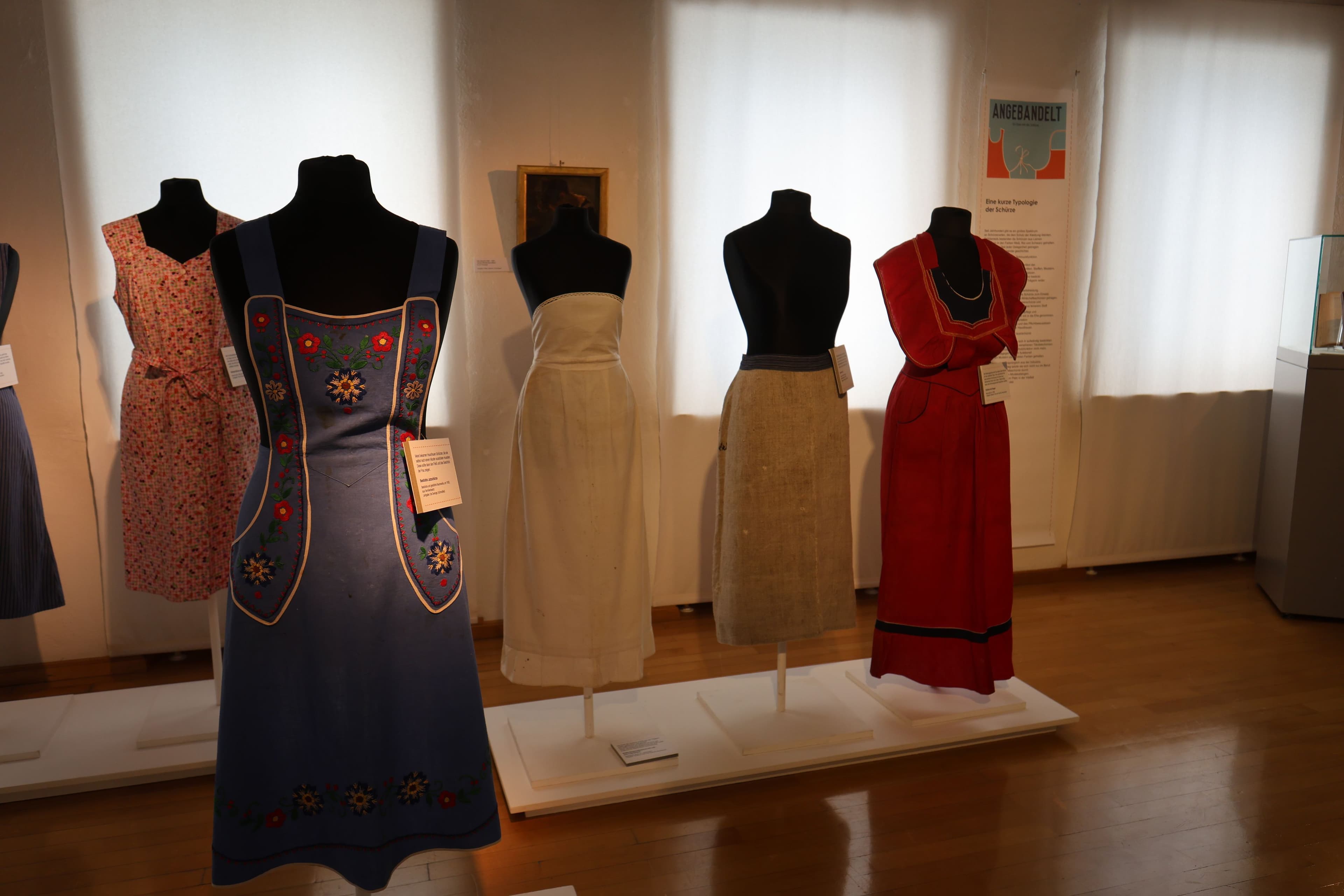 Schürzen im Fokus: Entdecken Sie die Ausstellung 'Angebandelt' im Stadtmuseum Crailsheim