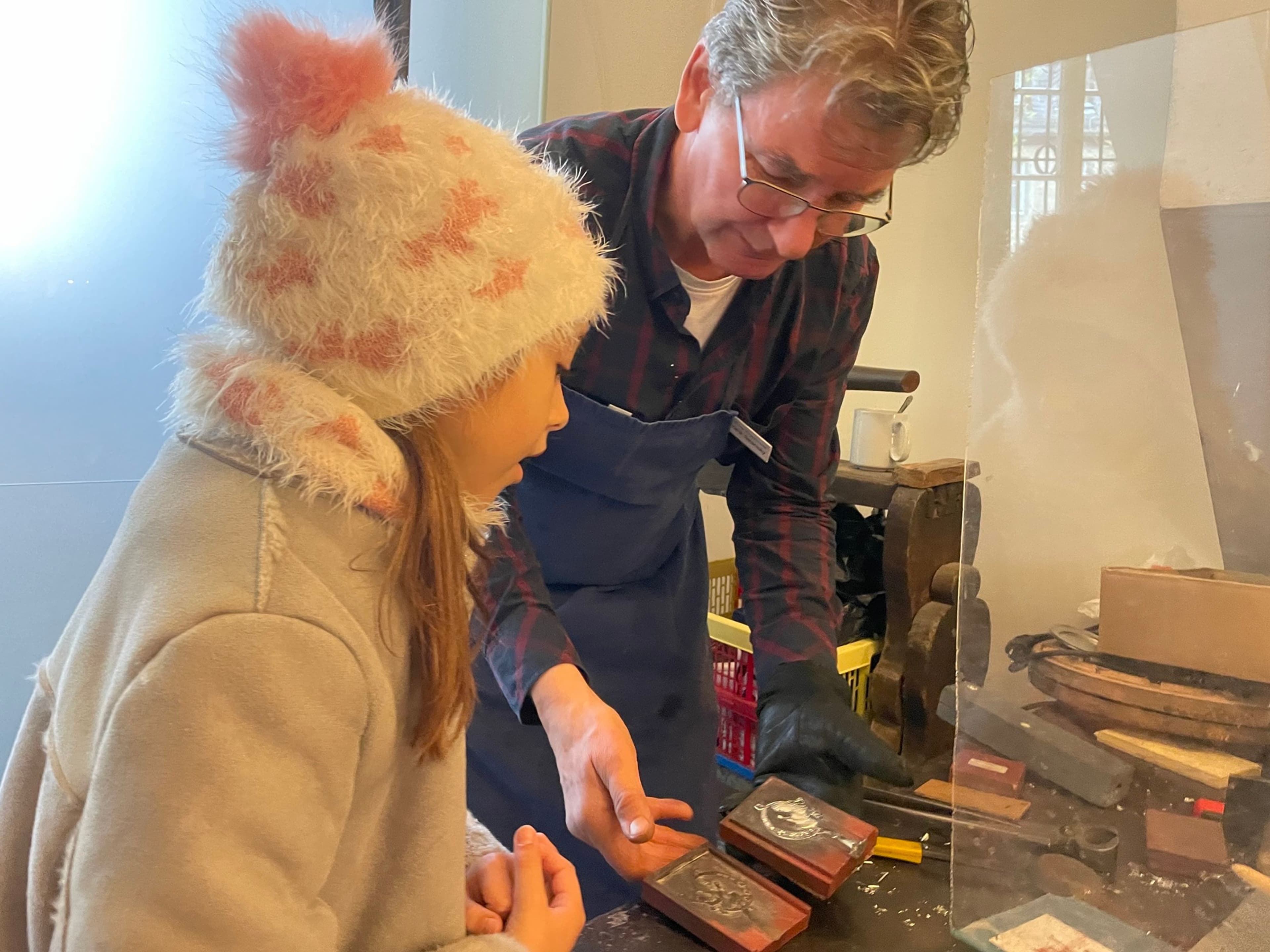 Zinngießen im Weygang-Museum: Kreativer Weihnachtszauber