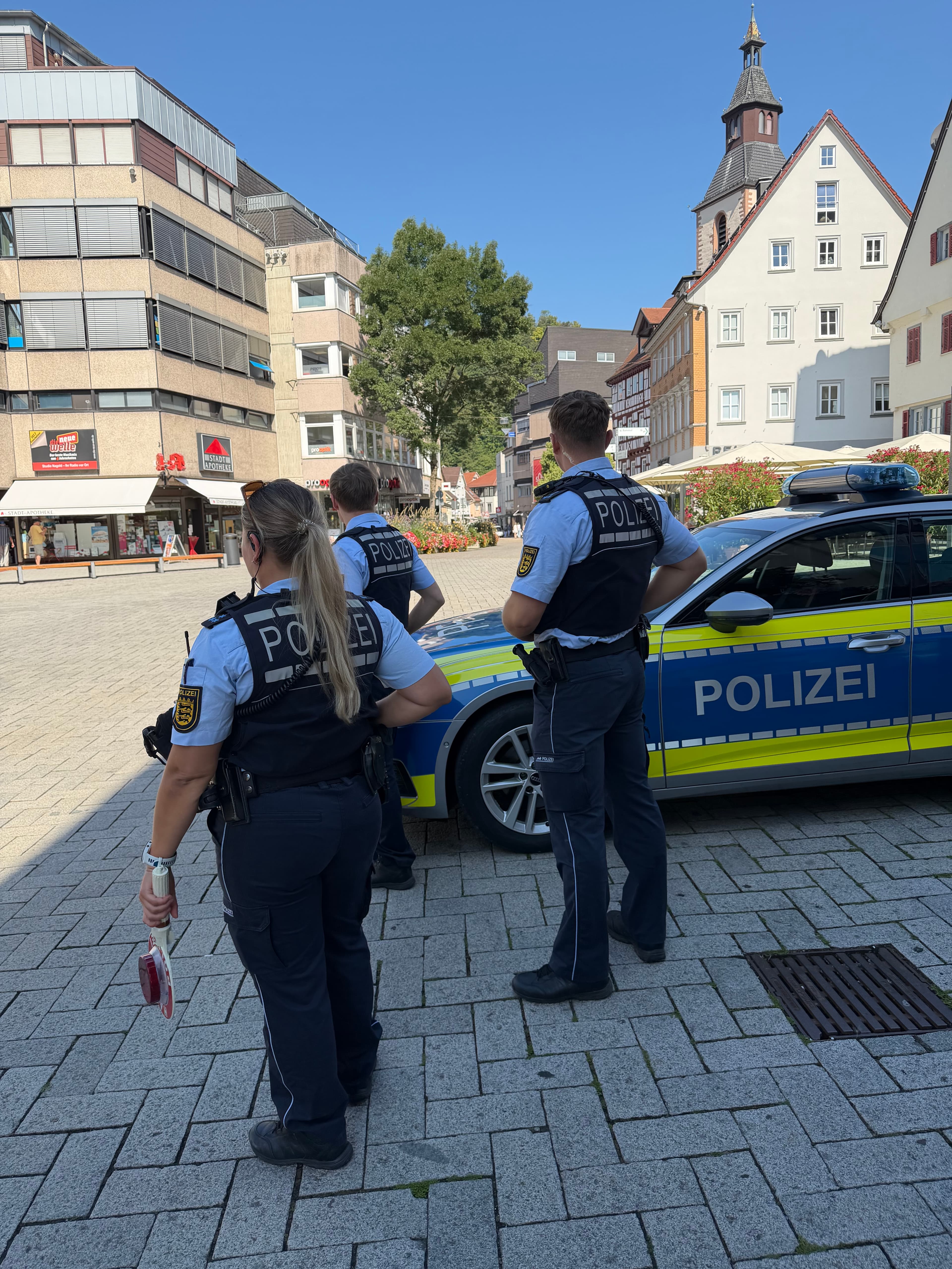 Die Polizei bei der E-Scooter- und Fahrradkontrolle auf dem Vorstadtplatz.