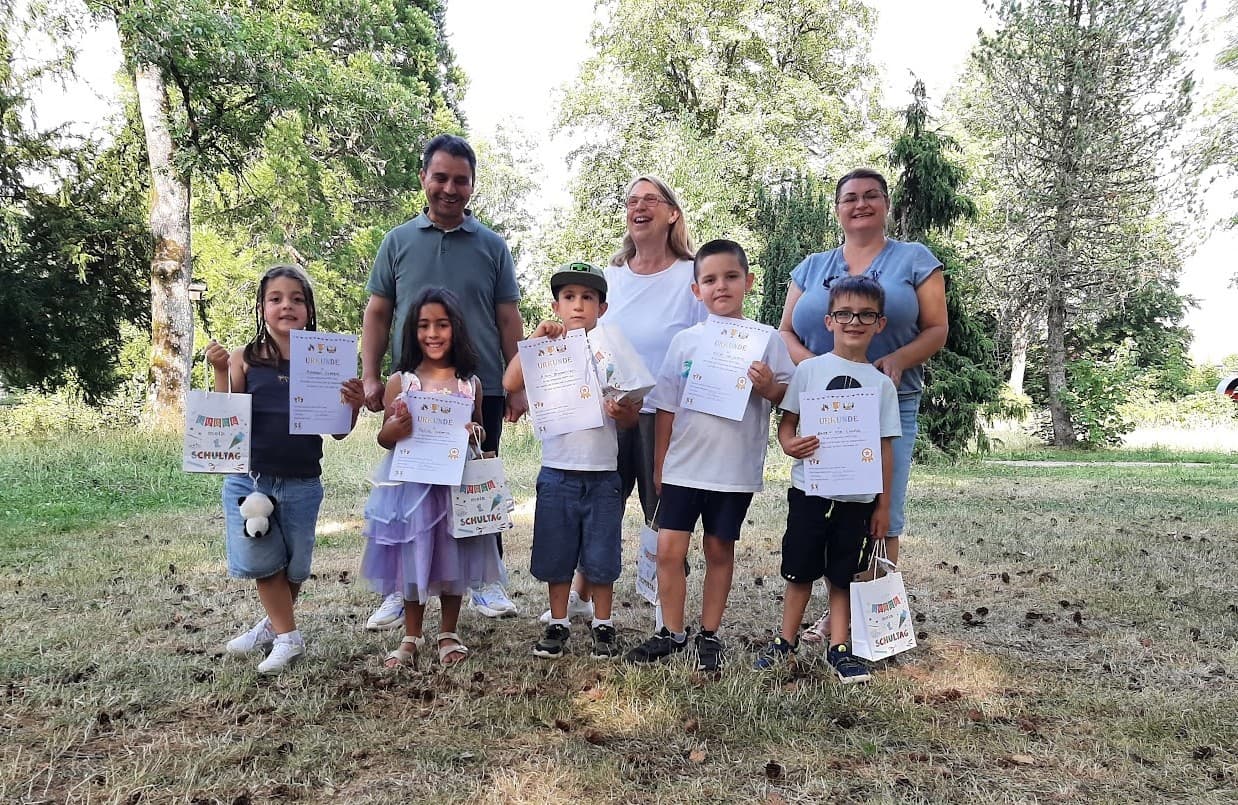 Das Bild zeigt (hinten von links) Yusuf Körpe, Erika Sauter-Bartholomä, Vlasta Robal, (vorne von links) Amman Hussein, Talin Nemra, Aram Barsekian, Filip Miljkovic und Benett Luda.