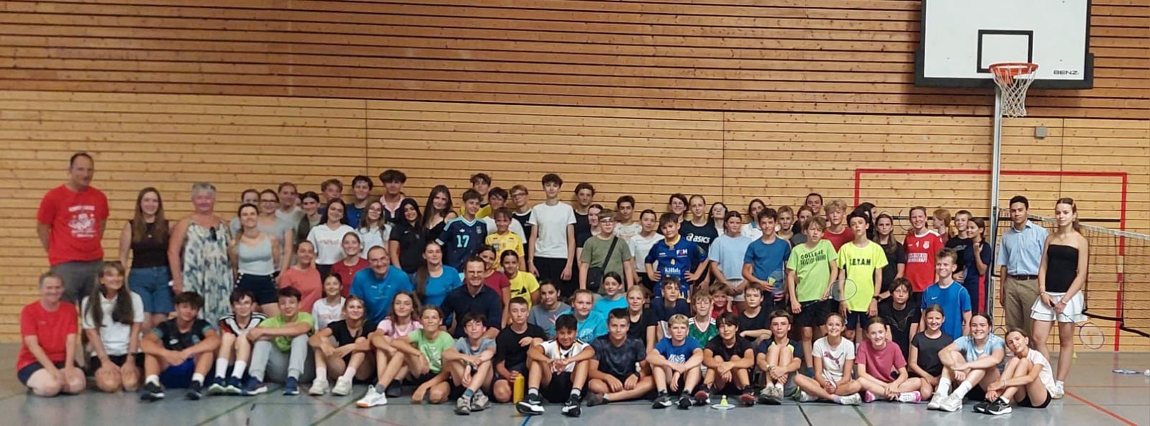 Gruppenbild mit Oberbürgermeister Marco Steffens, umgeben von jungen, ambitionierten Schülerinnen und Schülern.