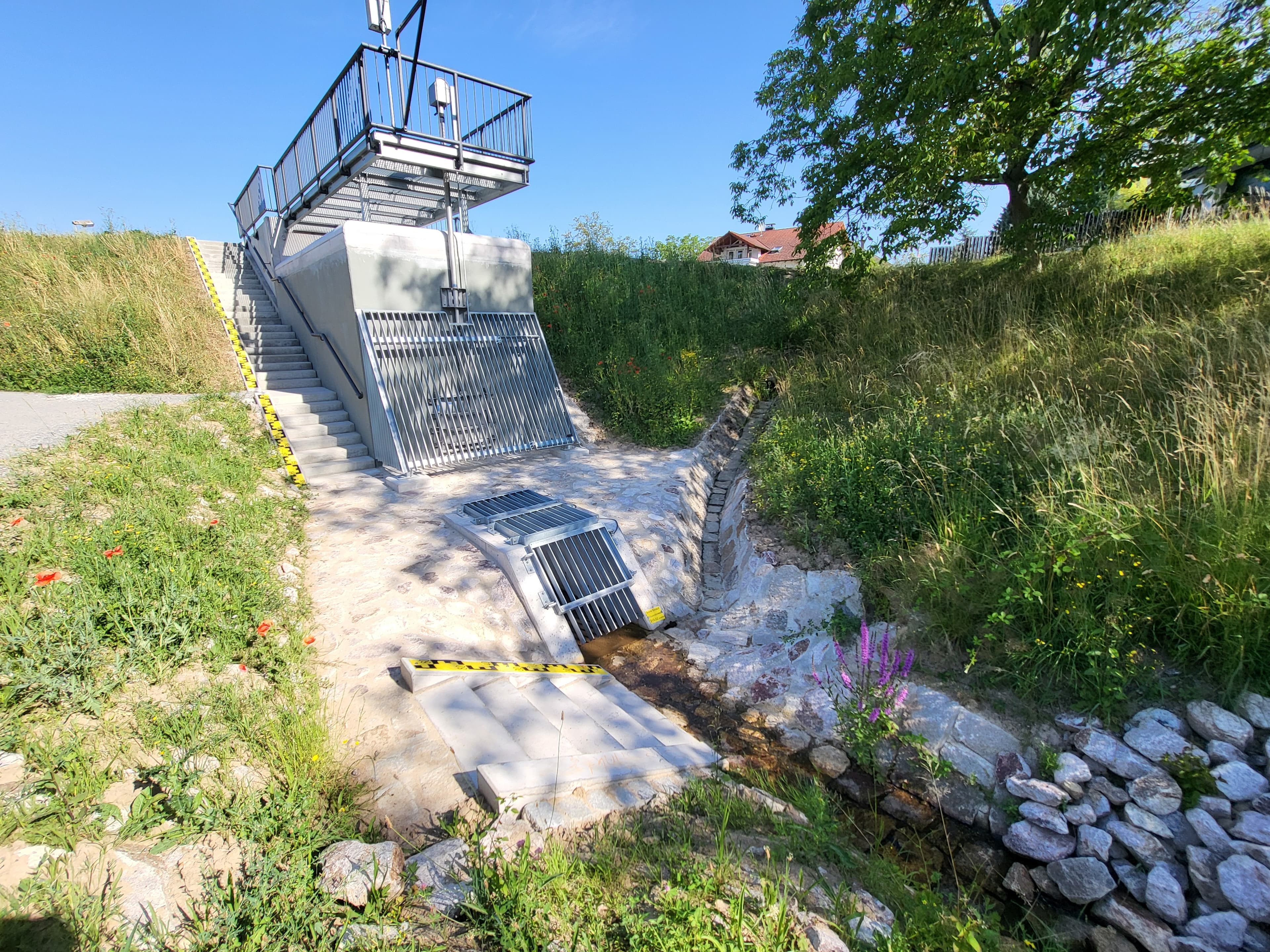 Modernisiertes Auslassbauwerk am Hochwasserrückhaltebecken Sahlesbach