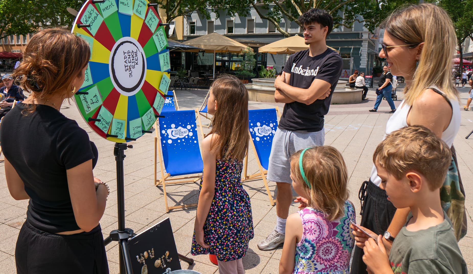 Spontane Aktion auf dem Kehler Marktplatz: Schokolade, Glückskekse und gute Botschaften