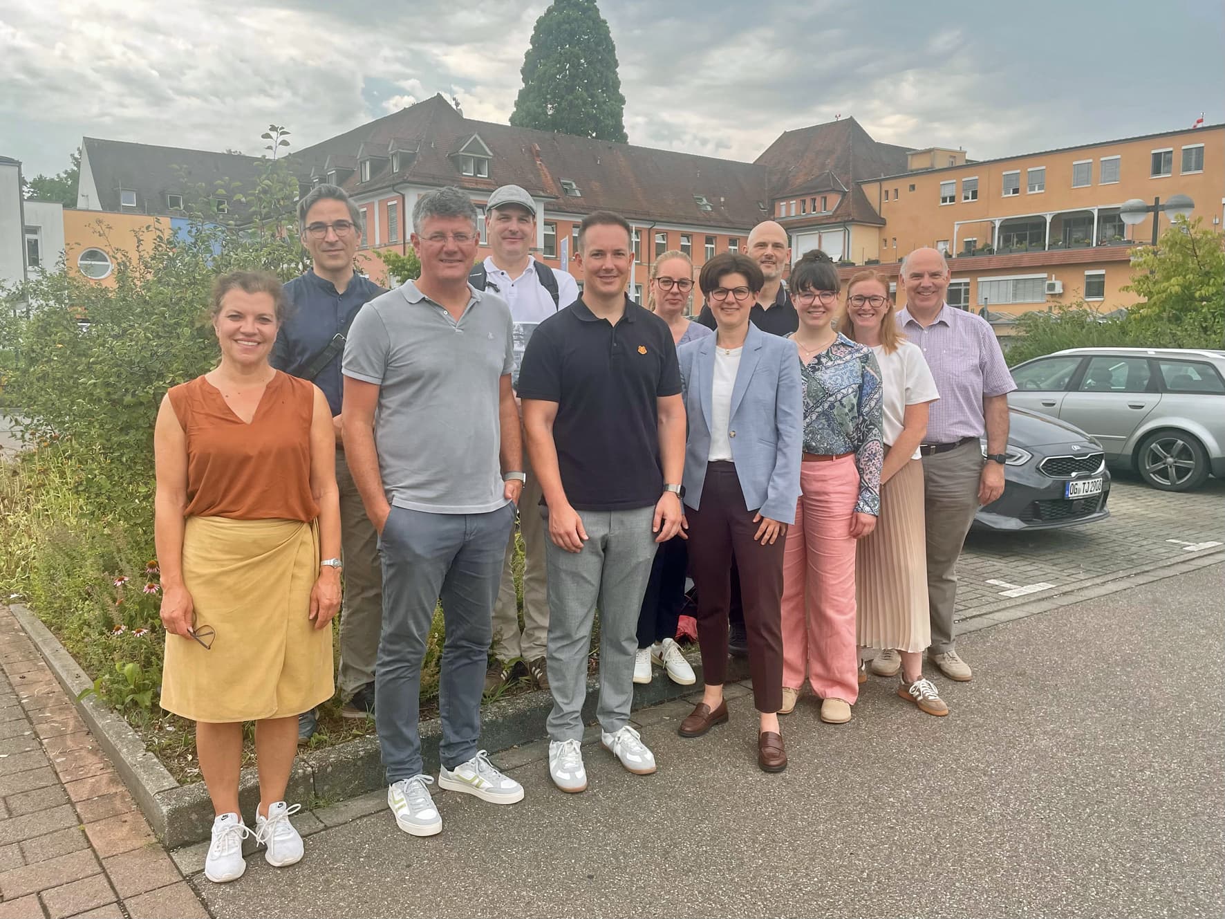 Gruppenfoto mit Beteiligten aus Ministerium, Regierungspräsidium und Stadt Offenburg beim Besuch zum Sanierungsgebiet Ebertplatz.