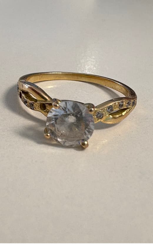 Goldener Damenring mit hellem Stein aus dem Offenburger Fundbüro