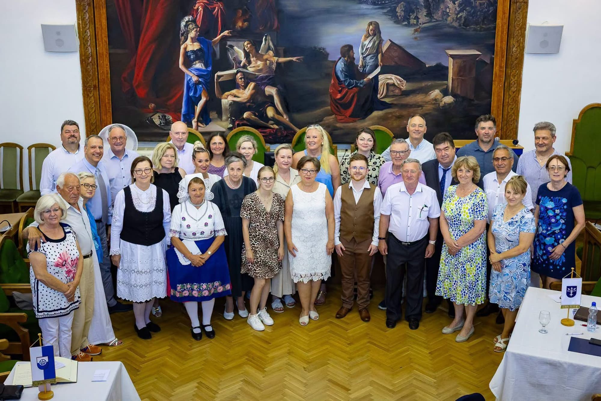 Vertreterinnen und Vertreter der Partnerstädte im Rathaussaal von Vác