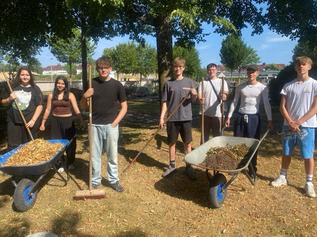 Klasse 9d unterstützt den Stadtfriedhof bei der Grünpflege
