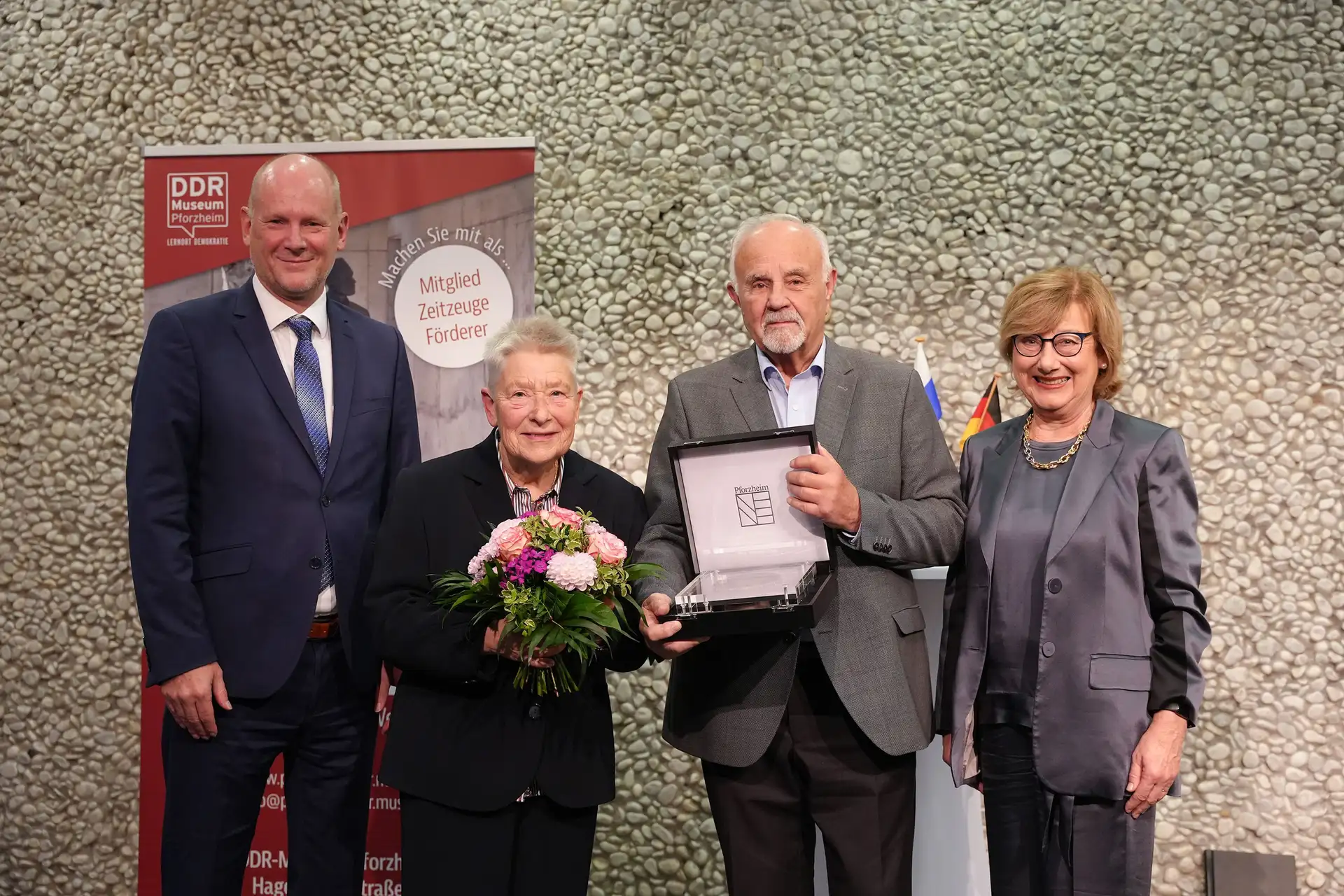Volker Römer erhält Portusmedaille in Pforzheim