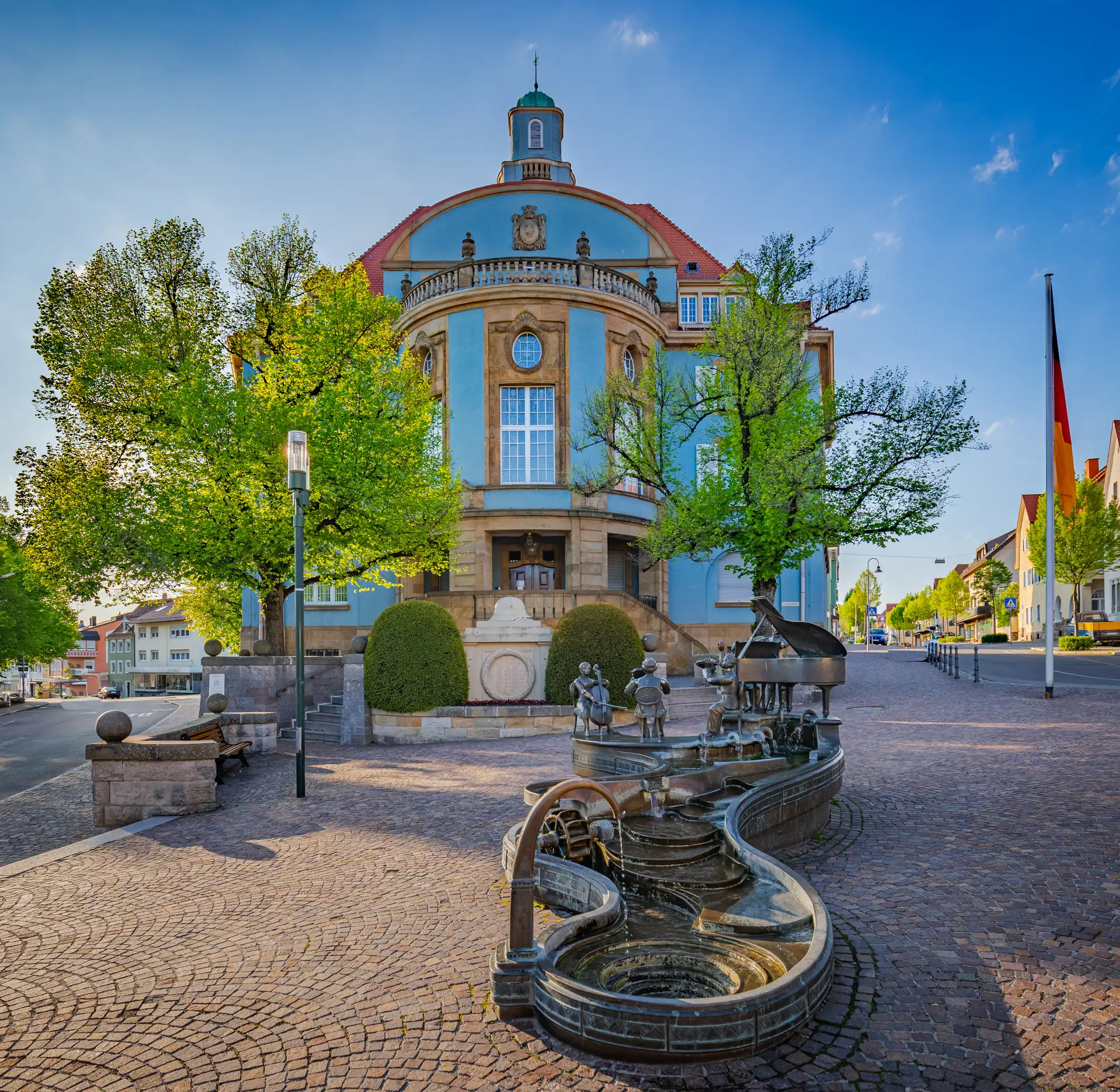 Rathaus am Musikantenbrunnen in Donaueschingen mit Copyright-Angaben der Stadt Donaueschingen und Fotograf Tobias Raphael Ackermann