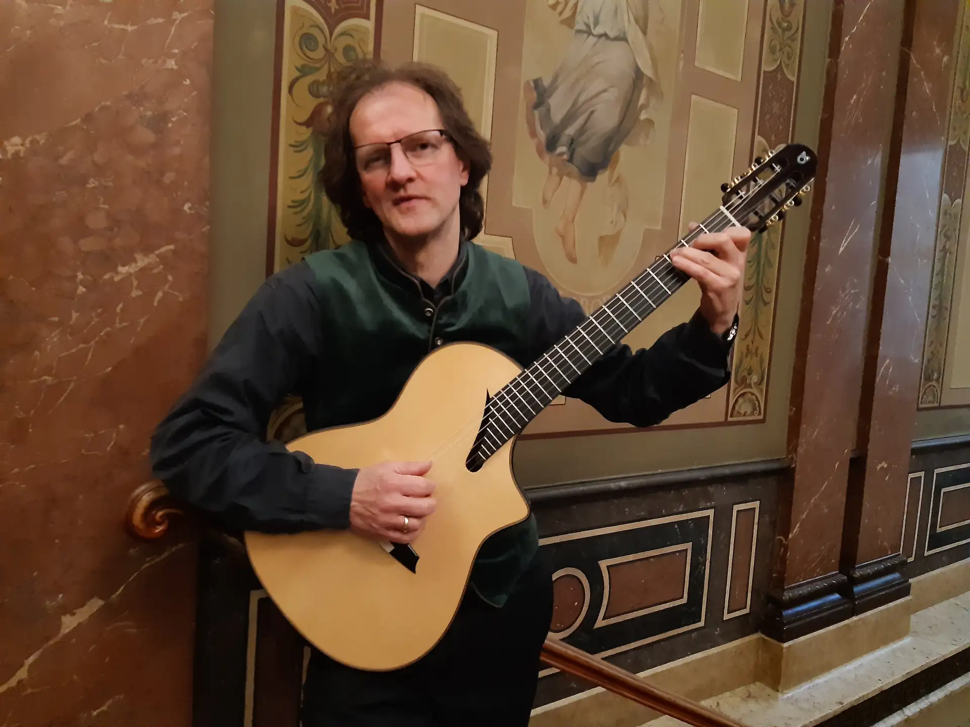 Jochen Volz stellt bei seinem nächsten Gitarrenkonzert Sommerhits und einige hawaiianische Stücke vor.