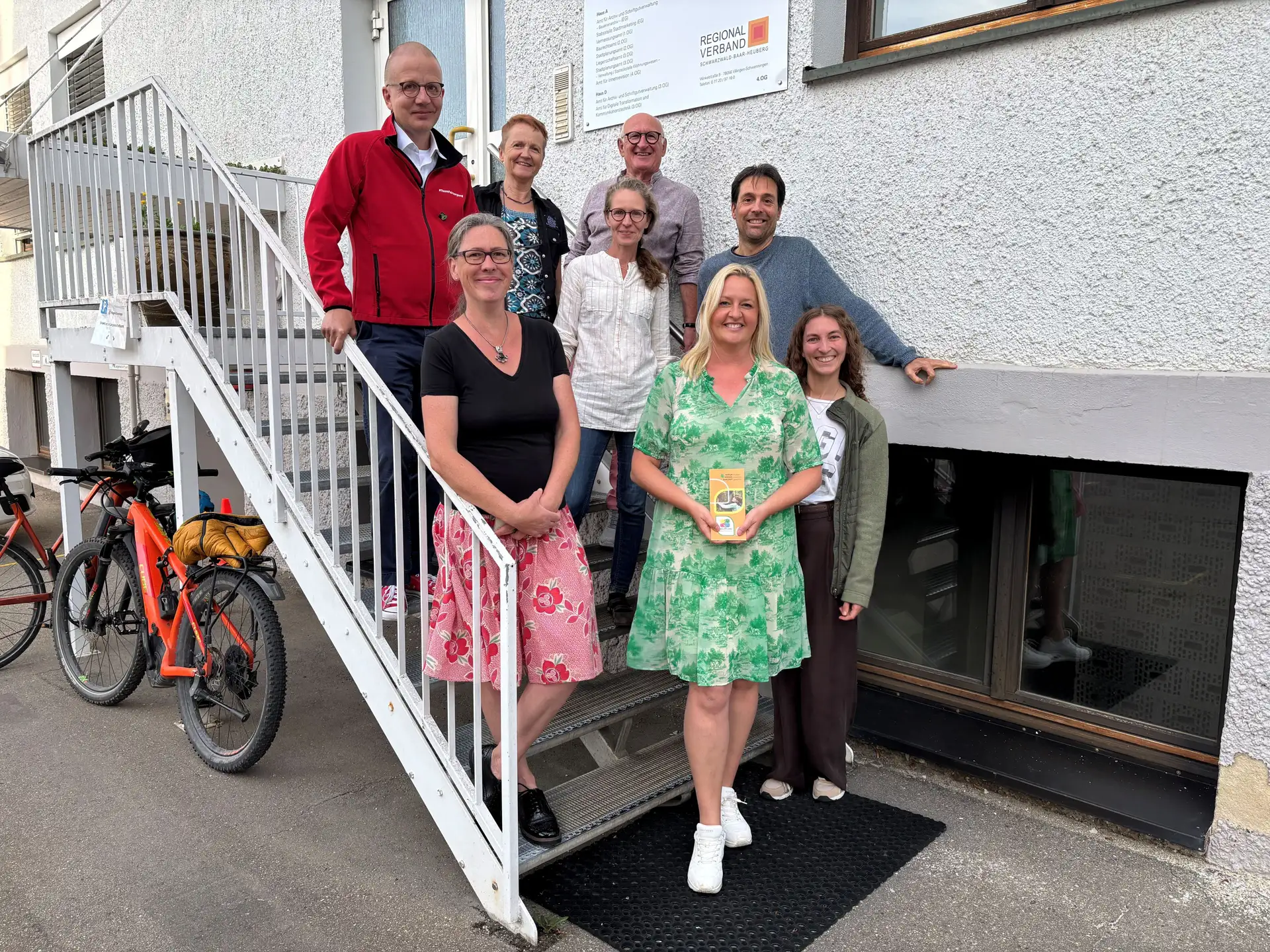 Gemeinsam für den Nachhaltigkeitstag (hinten von links)): Frank Rothweiler (SVS), Petra Neubauer (Klimamanagement der Stadt VS), Volker Sauter (Weltladen Villingen); (Mitte von links): Bianca Winkler (foodsharing), Angie-Diane Manton (Umweltzentrum), Stefan Eckert (NachCarsharing); (vorne): Evelyn Mohrland (Naturschule Schwarzwald-Baar) und Lisanne Quast (Klimamanagement der Stadt VS). (