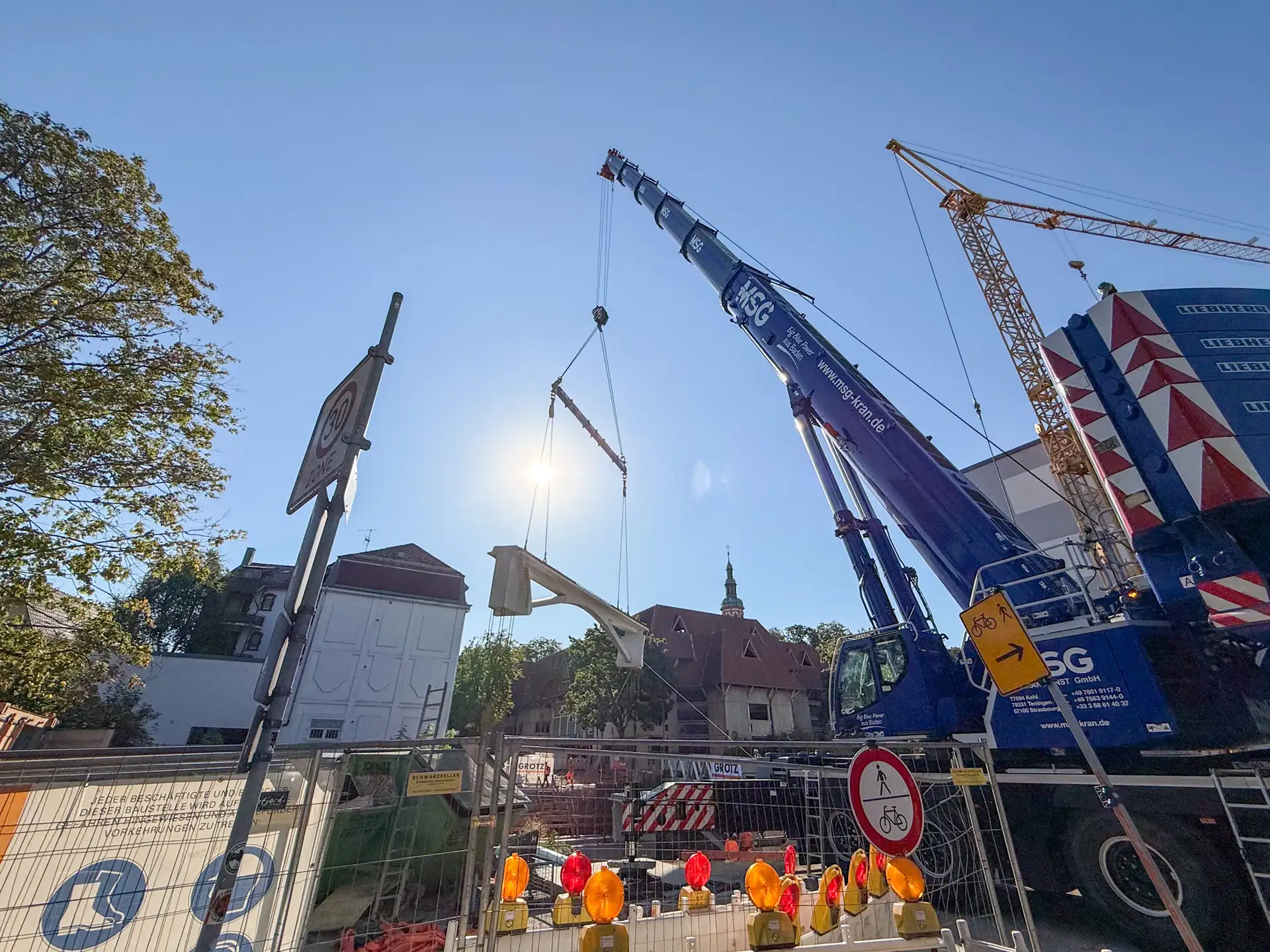 Eins von sechs Brückenteilen für die Mühlbachbrücke.