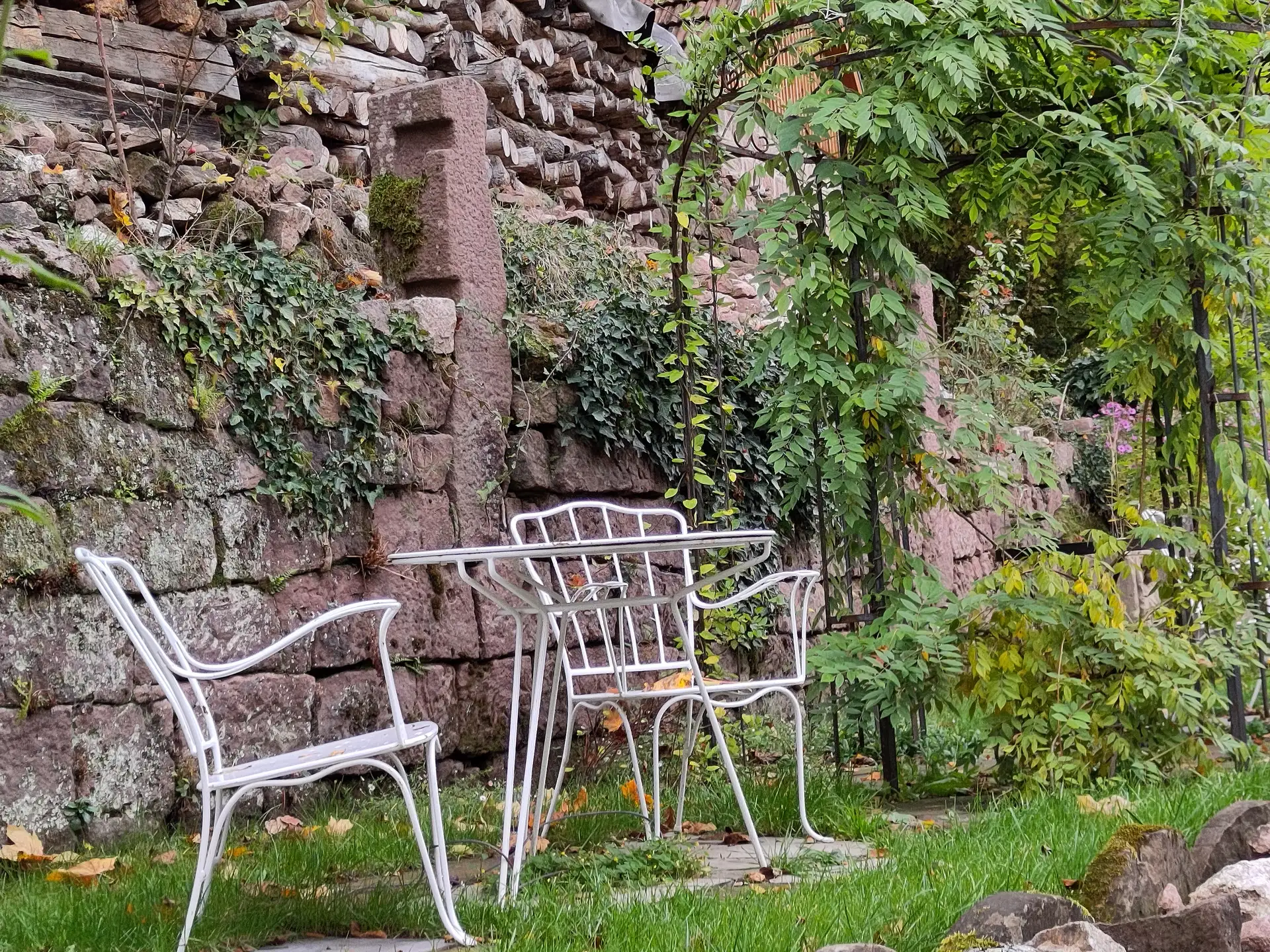 Sitzecke im Garten des Platzmeisterhauses.