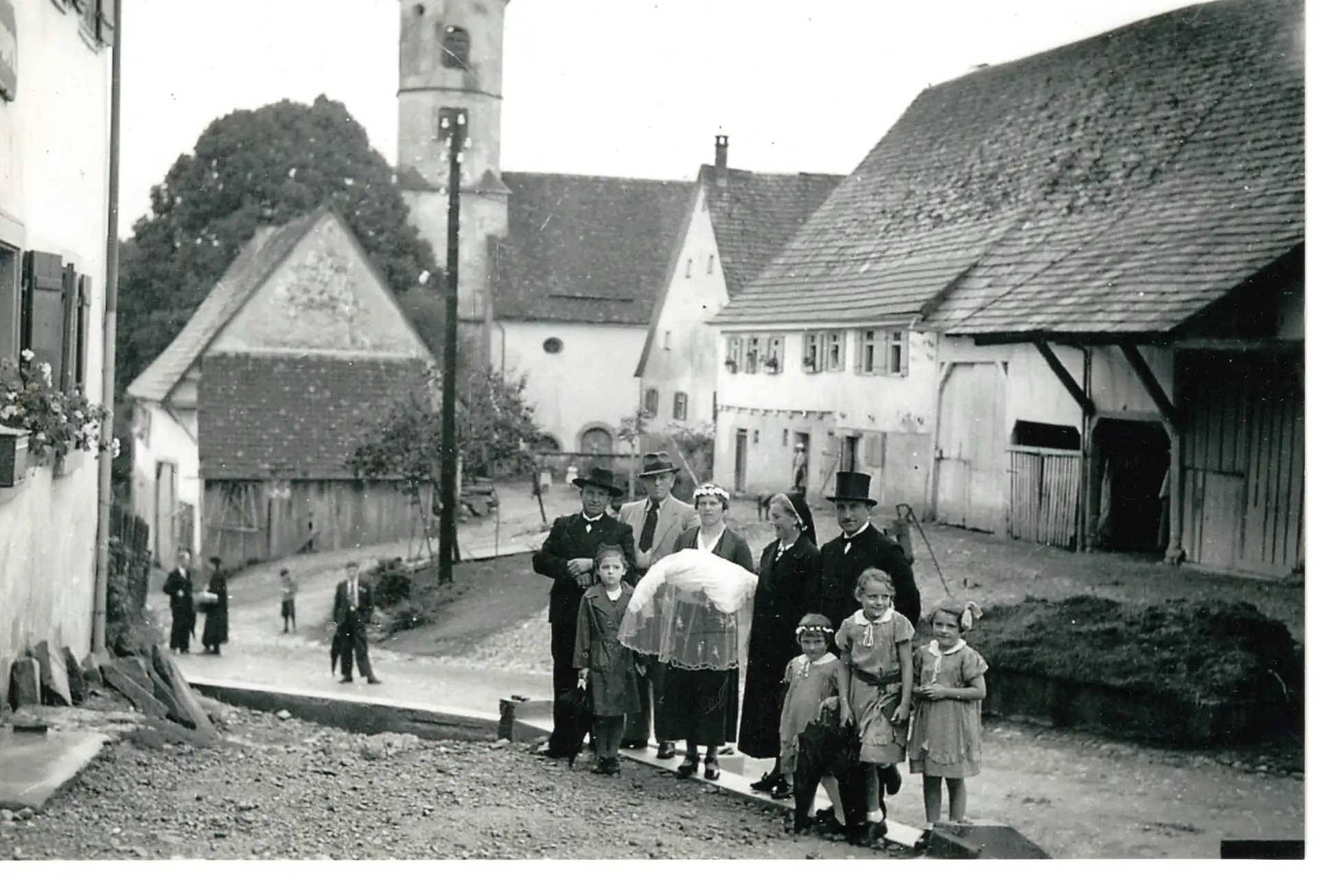 Kindstaufe in Dettlingen im Sommer 1938 Der frisch getaufte Säugling wird von der Patin auf dem Taufkissen von der St.