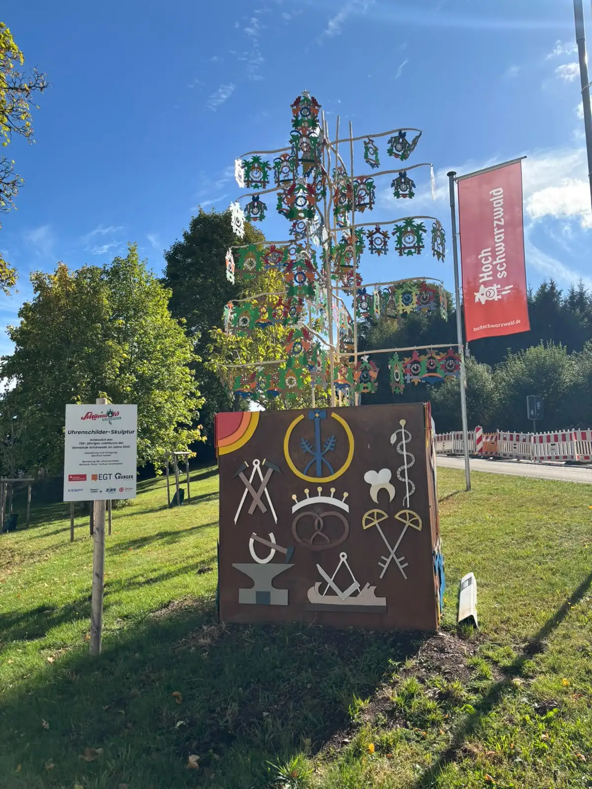 Kuckucksuhren-Skulptur in Schönwald wieder in frischem Zustand