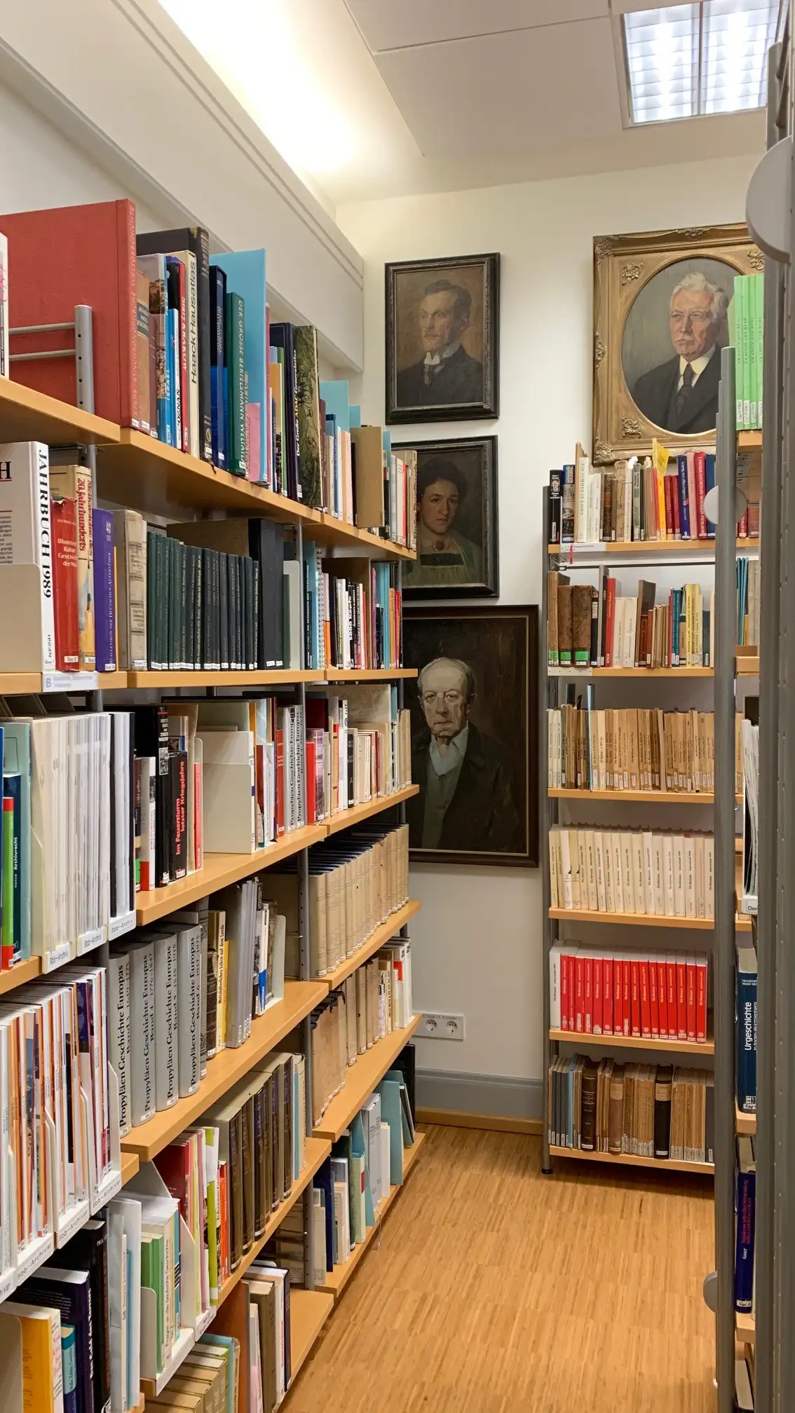 Blick in eine Bibliothek mit Regalen in einem Archiv-/Bibliotheksraum.