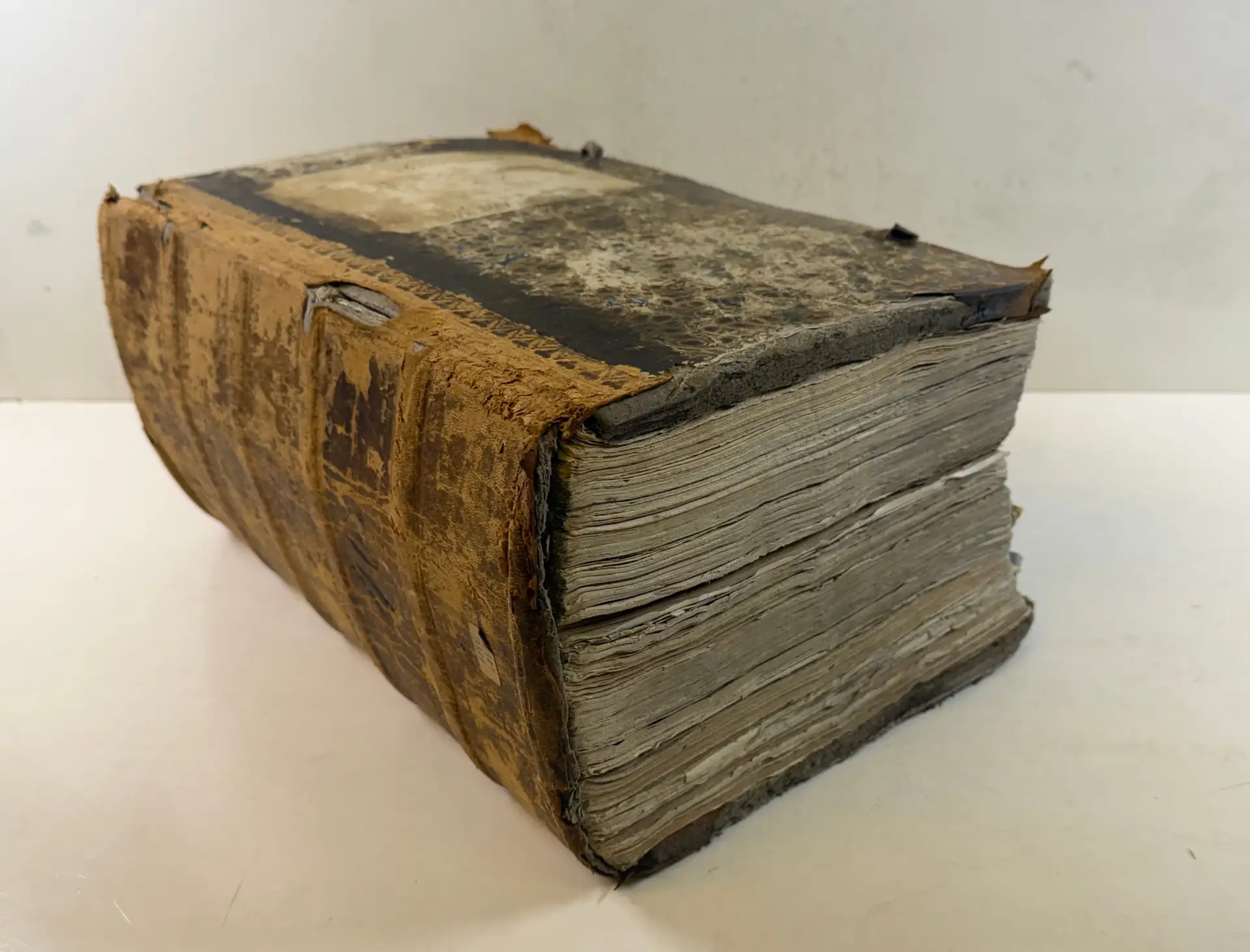 Der „Inventuren und Teilungen Band “ von 1851: Die Spuren des häufigen Gebrauchs sind sowohl am Lederrücken als auch am Buntpapiereinband deutlich zu erkennen. (