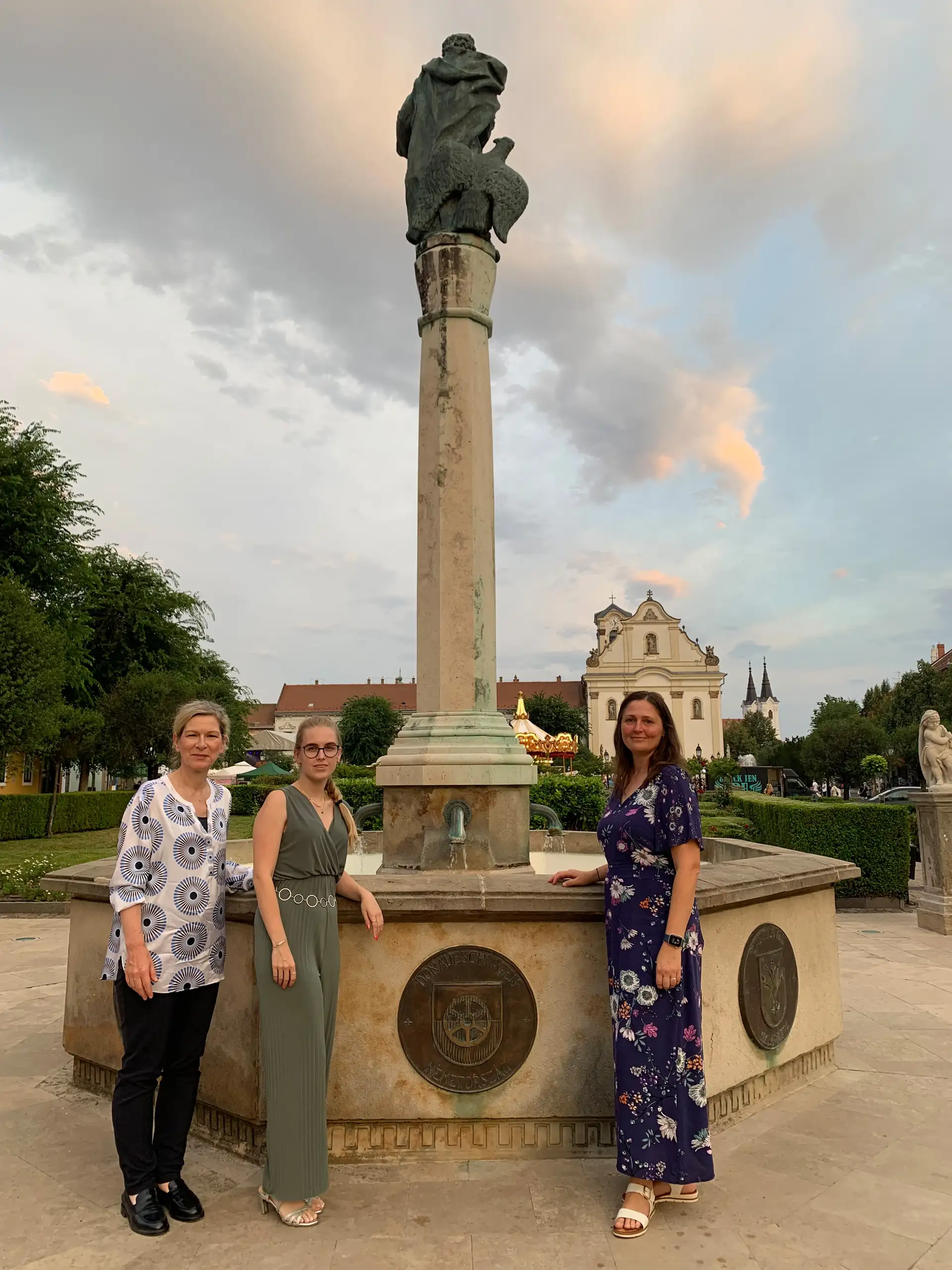 Delegation aus Donaueschingen am Brunnen der Freundschaft in Vác