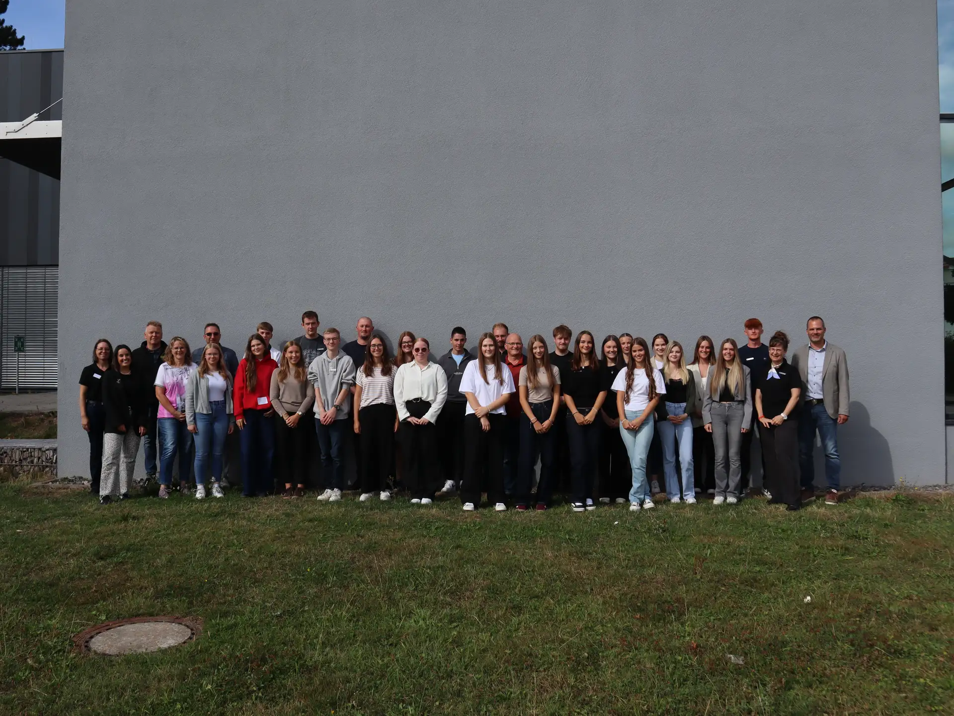 Die neuen Nachwuchskräfte beim Landratsamt Freudenstadt mit den Auszubildenden des zweiten Ausbildungsjahres, Ausbildungsbeauftragten, Ausbildungsleiterin Bernadette Stritt und dem Ersten Landesbeamten Reinhard Geiser.