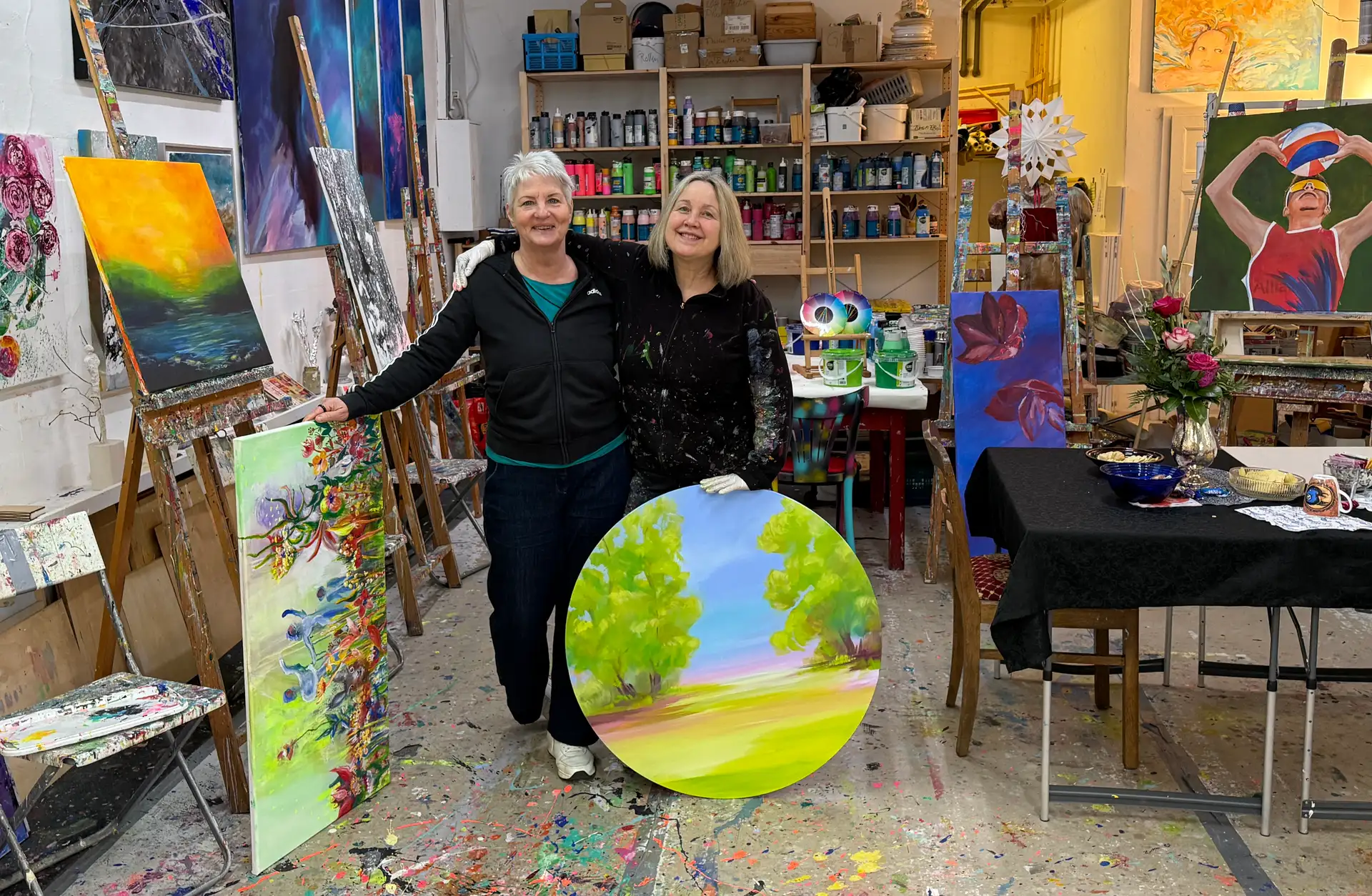Unter dem Titel „Cartography of Dreams“ präsentieren Eva Balogh (rechts) und Martina Munz Werke in der Wandelhalle des Herrenalber Kurhauses.