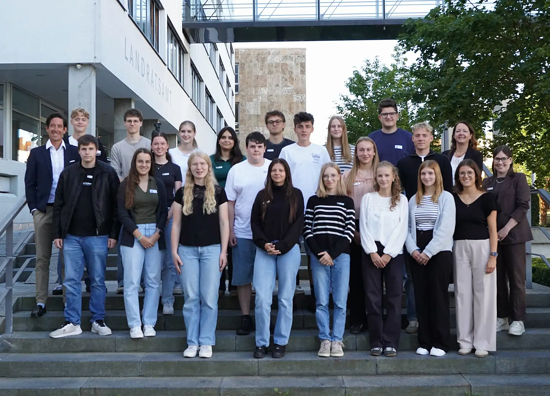 Landrat Mario Glaser (links) hieß die Auszubildenden und Studierenden mit Annika Jäger (1. von rechts), stellvertretende Leitung des Haupt- und Personalamts und den Ausbildungsleiterinnen Annika Koch (2. von rechts) und Sonja Koppe (3. von rechts) an ihrem ersten Tag im Landratsamt Biberach herzlich willkommen. Bild: Landratsamt