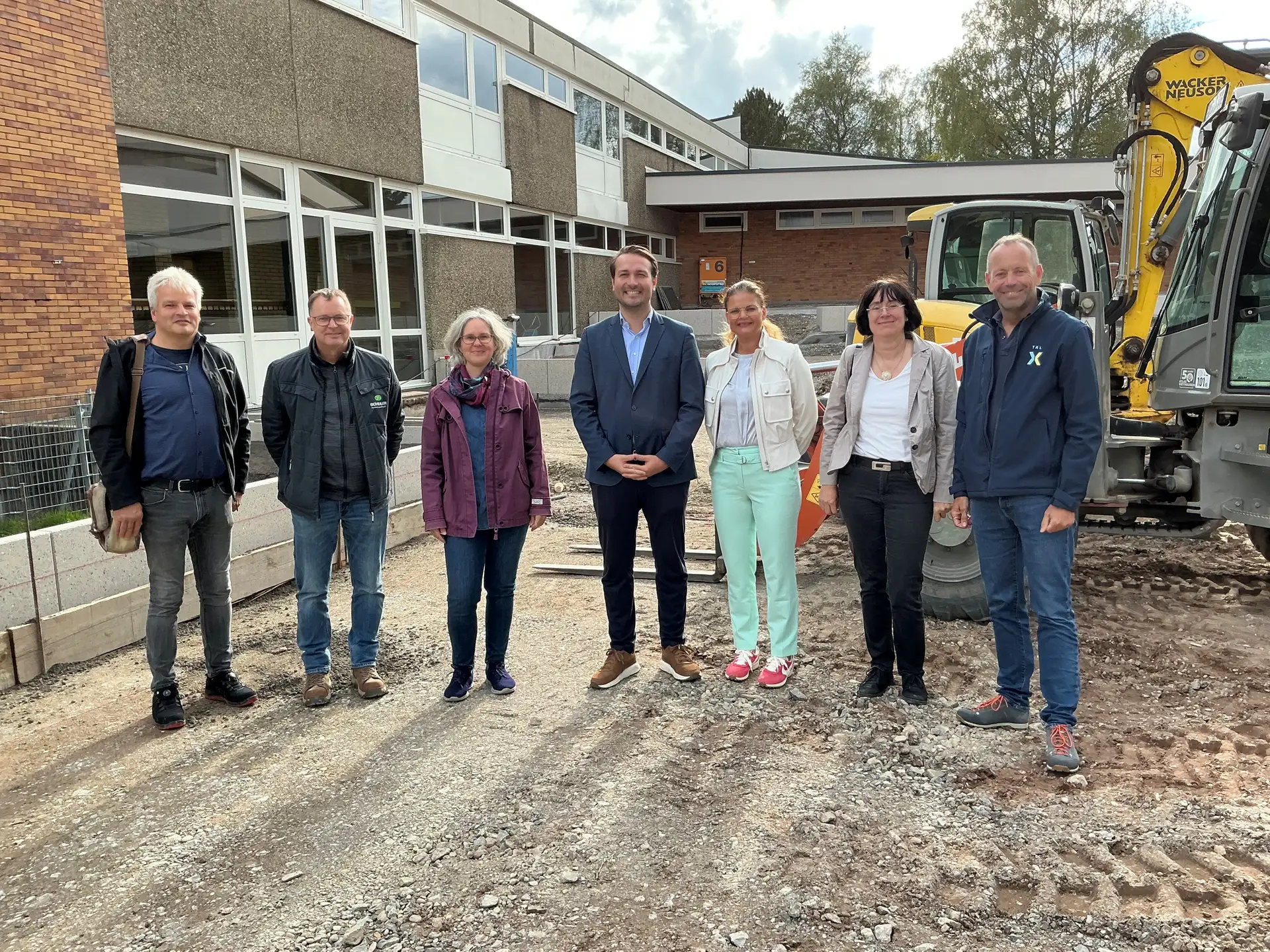 Die Einfassungen für die Hochbeete sind anbetoniert, auch sonst nimmt der neue Pausenhof der TGS Form an. Das Bild zeigt (von links) Rolf Hammann, Bernd Baumgarten (Firma Schuler), Planerin Anja Grün, Oberbürgermeister Adrian Sonder, Schulleiterin Daniela Friedrich sowie die Amtsleiter Petra Weinbrecht und Thomas Gärtner.