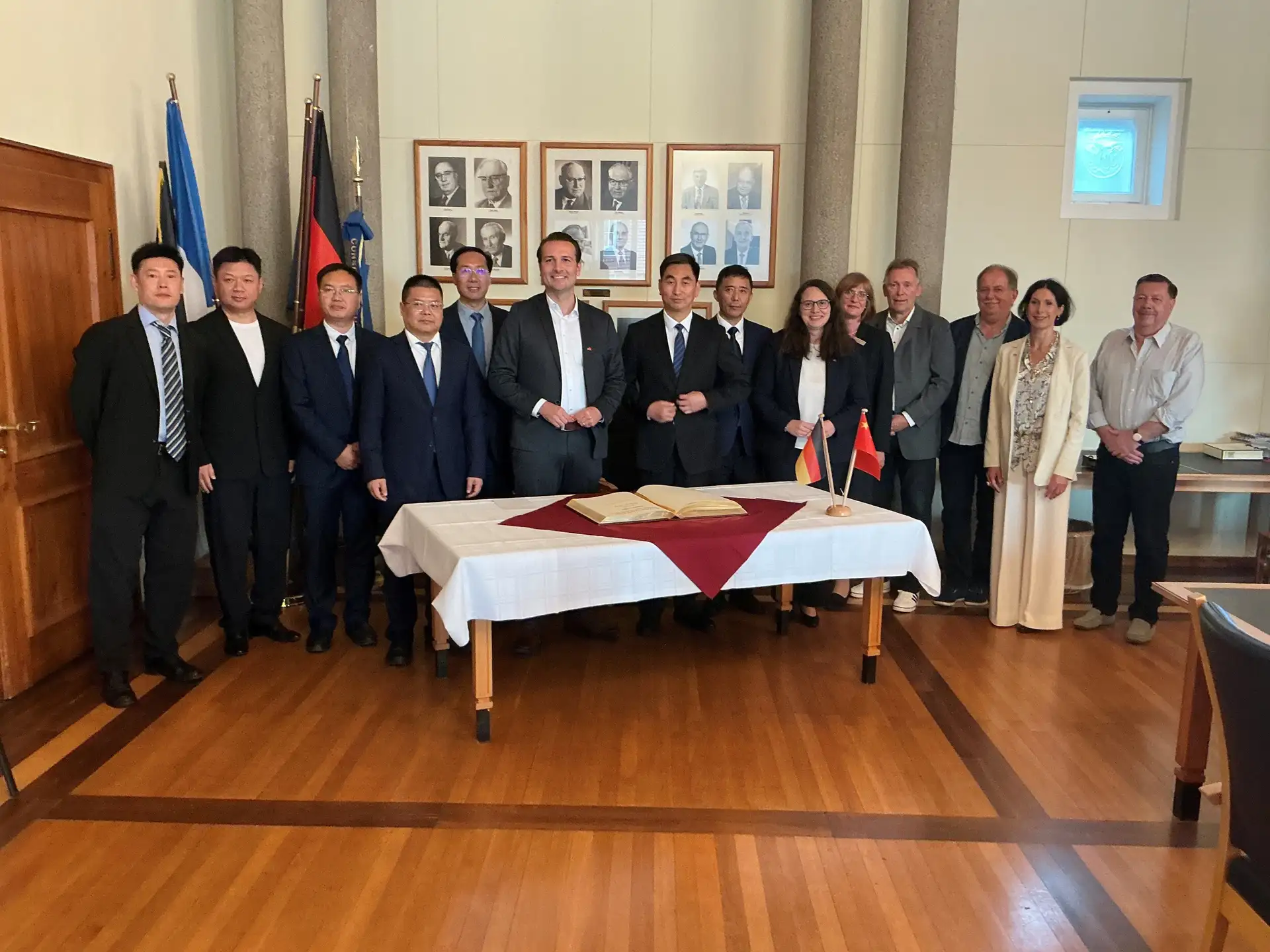 Die Delegationen beim Eintrag ins Goldene Buch der Stadt Freudenstadt, in der Mitte Oberbürgermeister Adrian Sonder und der geschäftsführende Vize-Bürgermeister Huang Ge.