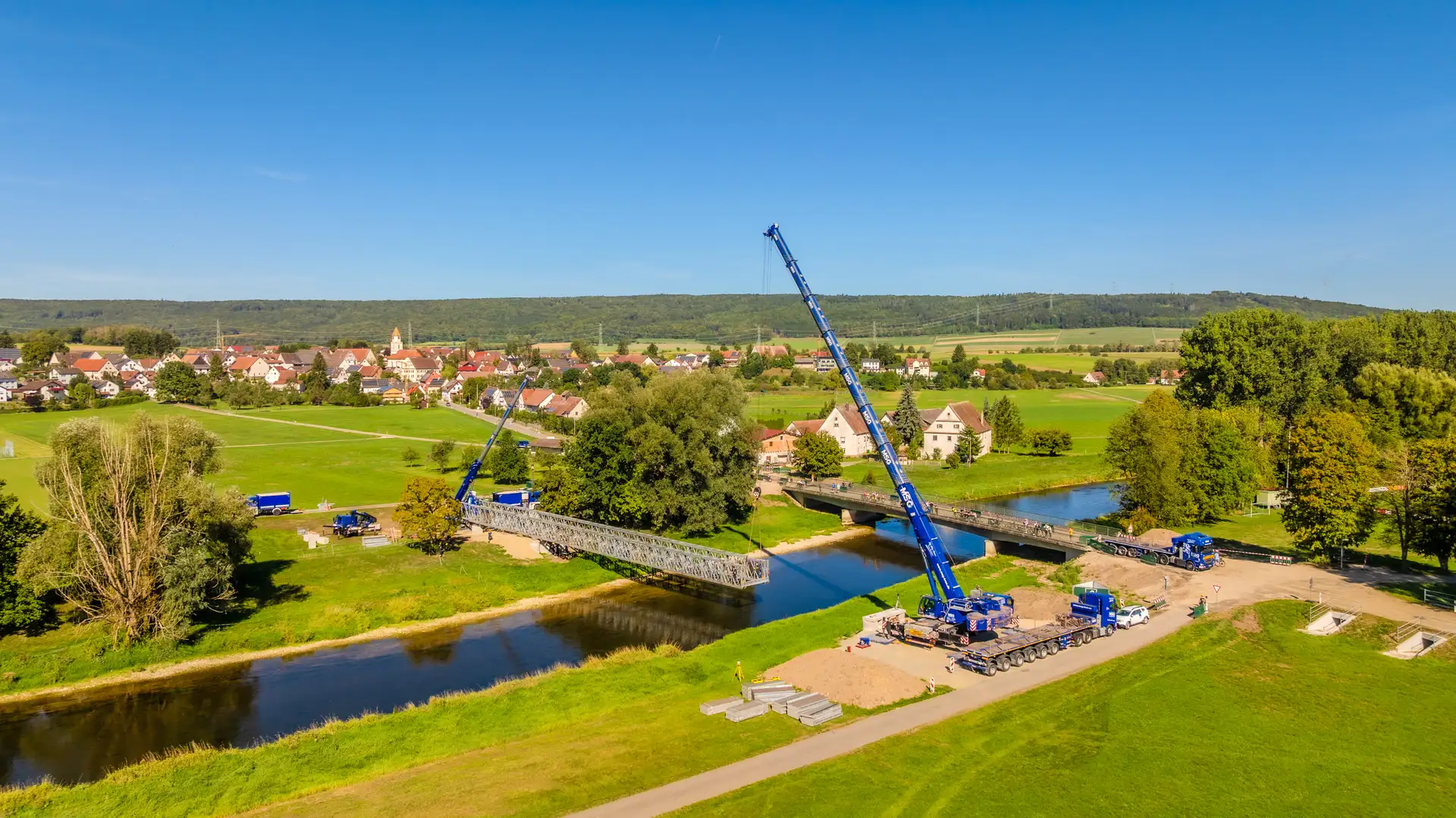 Bild 1: Die Behelfsbrücke über die Donau bei Daugendorf wurde mit einem Kran eingehoben. Bild 2: Ehrenamtliche des Technischen Hilfswerks haben am Wochenende die Behelfsbrücke errichtet. Bild: Technisches Hilfswerk