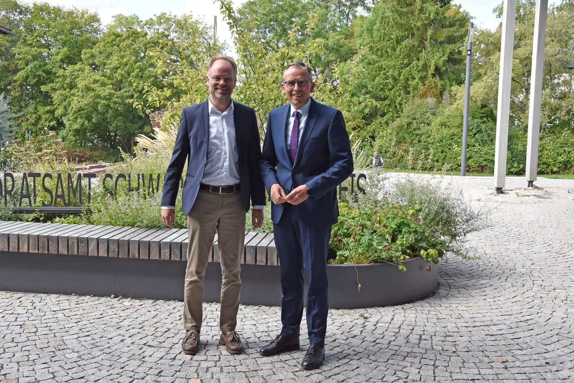 Landrat Sven Hinterseh und der neu gewählte Landrat des Nachbarlandkreises Rottweil, Christoph Keckeisen, beim Antrittsbesuch im Landratsamt.