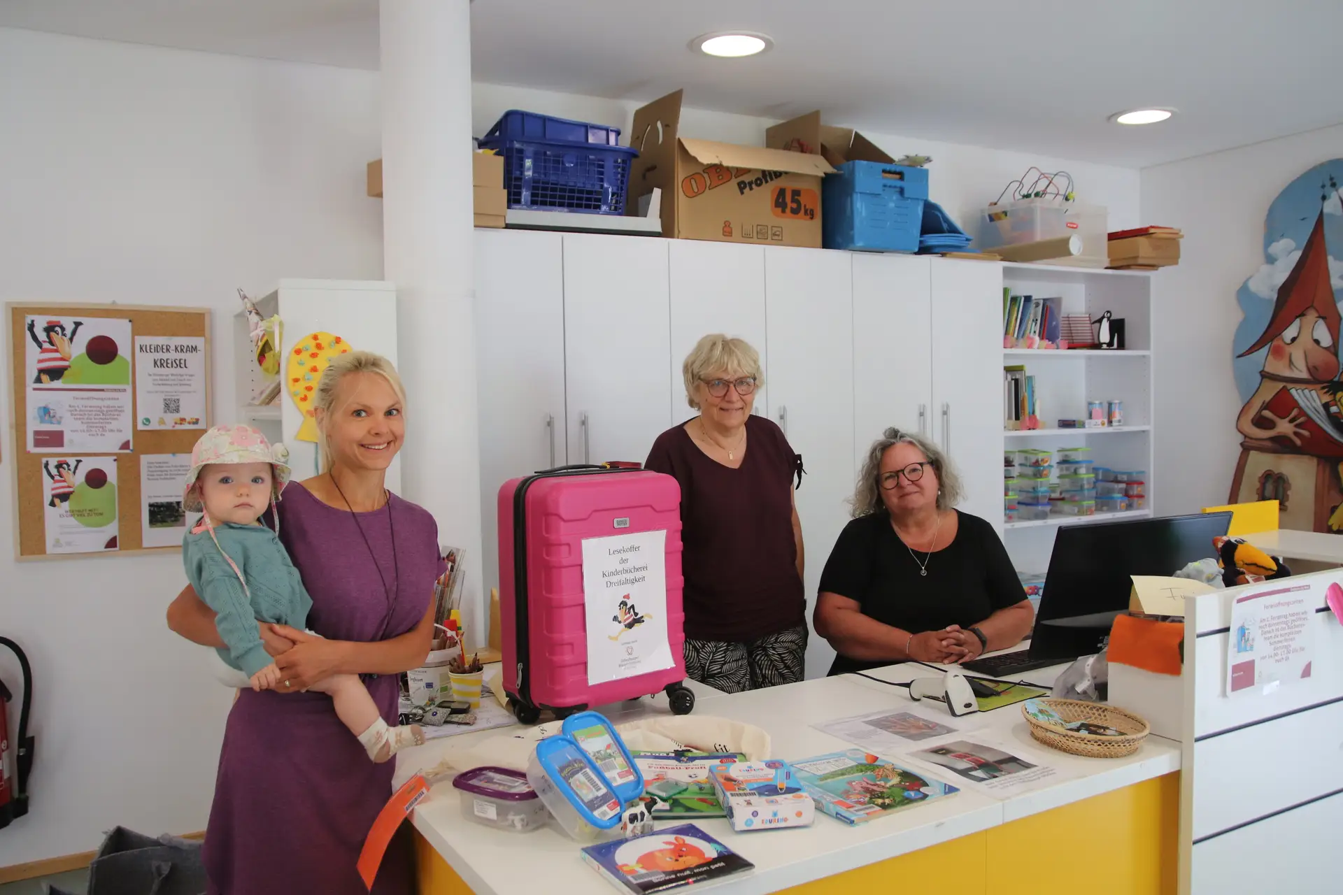 Birte Hildebrand mit Klara, Elke Loritz und Carmen Kist-Becker freuen sich, ihre Bücherkoffer mit neuem Lesematerial füllen zu können.