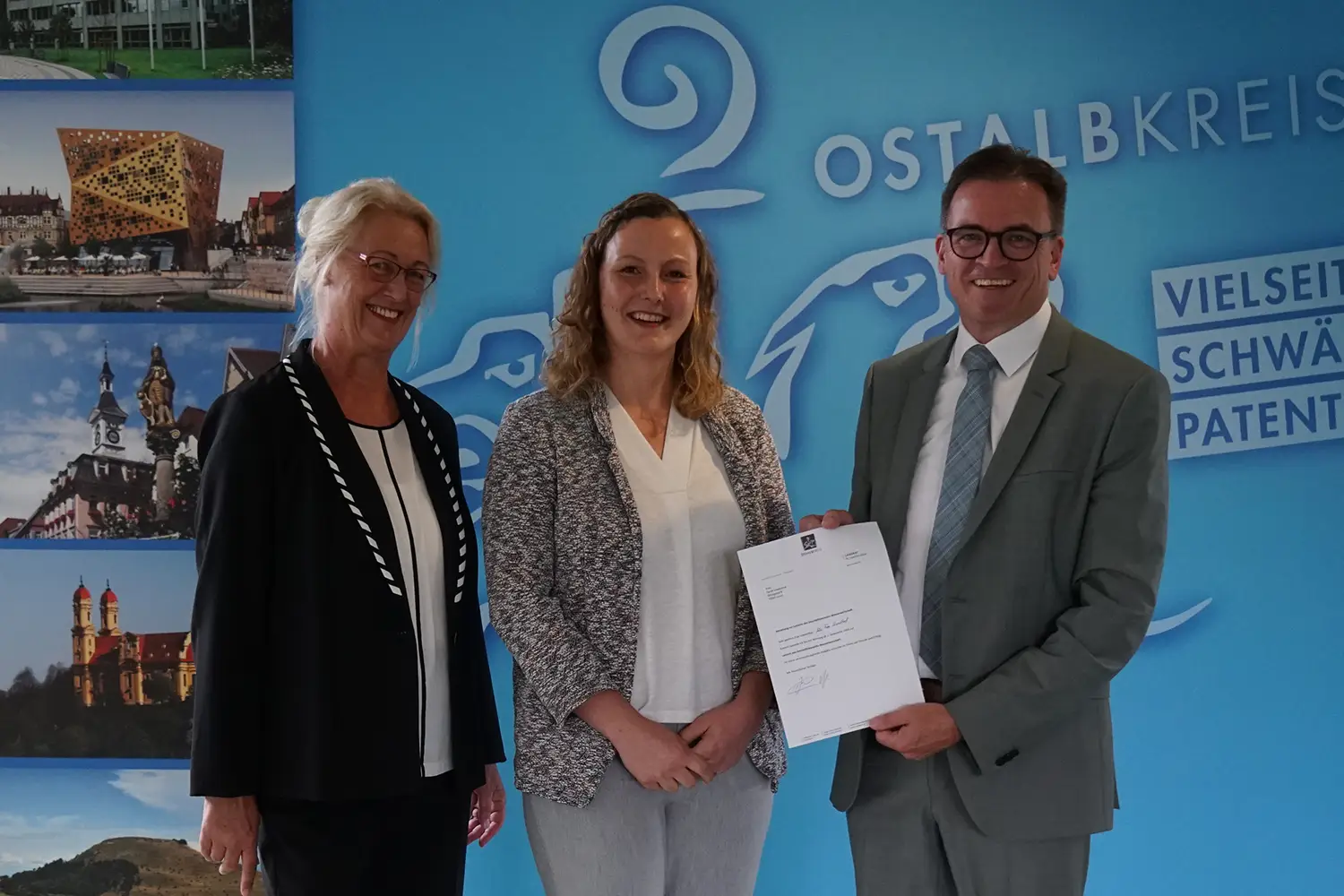 V. l.: Erste Landesbeamtin Gabriele Seefried, Sarah Löwenthal und Landrat Dr. Joachim Bläse Seite 2/1