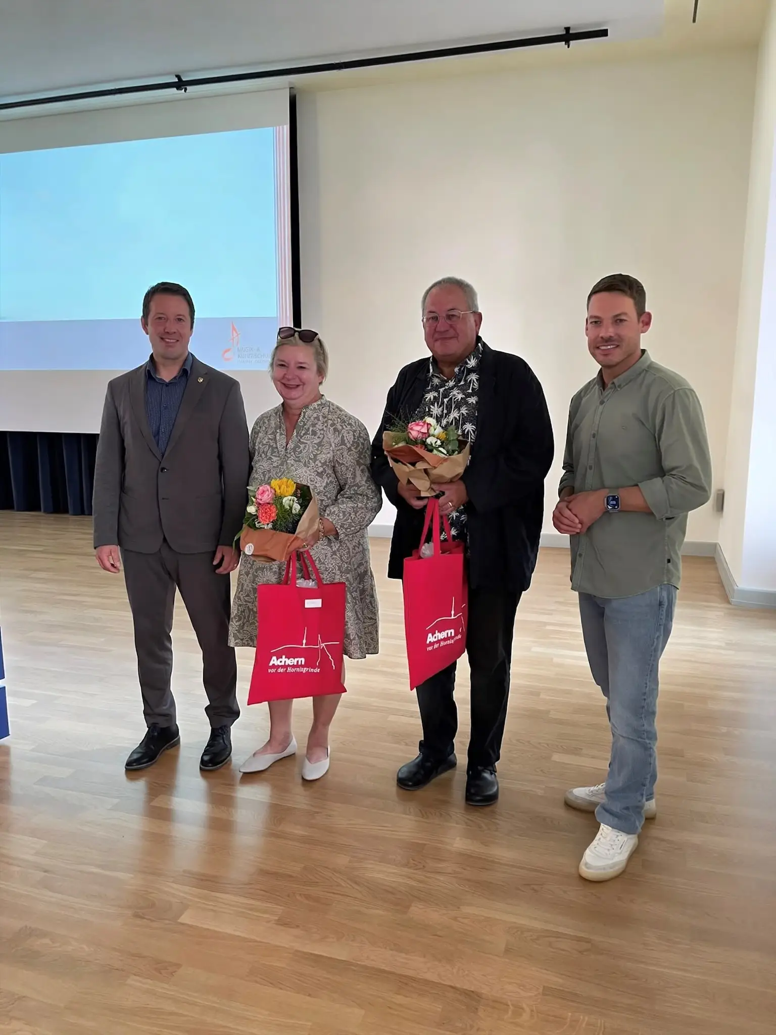 Auf dem Foto von links: Oberbürgermeister Manuel Tabor, Susanne Fink, Hagen Reisbach, Musikschulleiter Nico Zipp