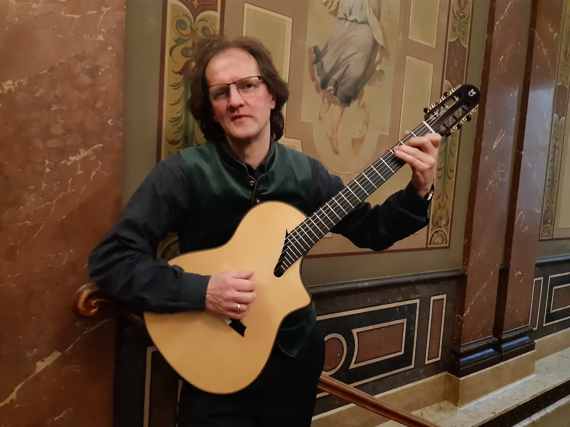 Jochen Volz stellt bei seinem nächsten Gitarrenkonzert Sommerhits und einige hawaiianische Stücke vor.