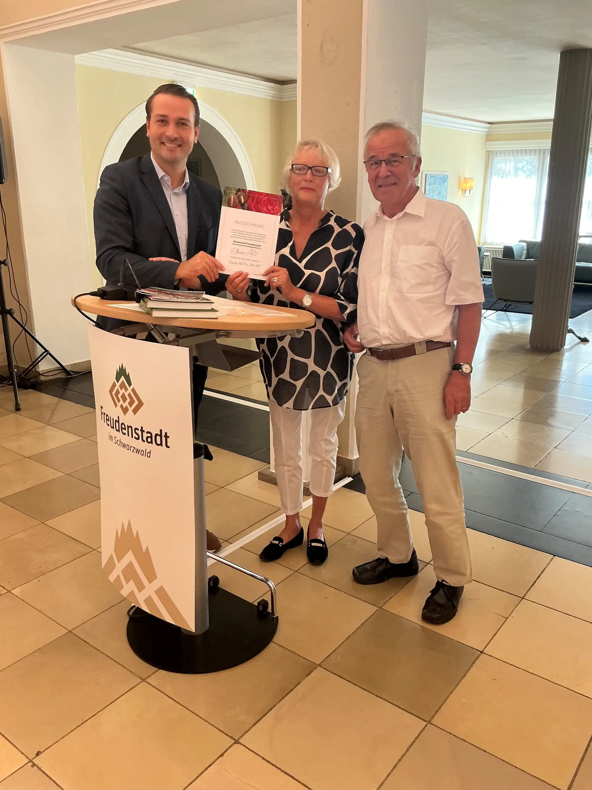 Hohe Auszeichnung für Freudenstadt: Oberbürgermeister Adrian Sonder (links), Dr. Renate Neumann-Schäfer und Dr. Ulrich Schanbacher bei der Verleihung des Prädikats "Rosenstadt".