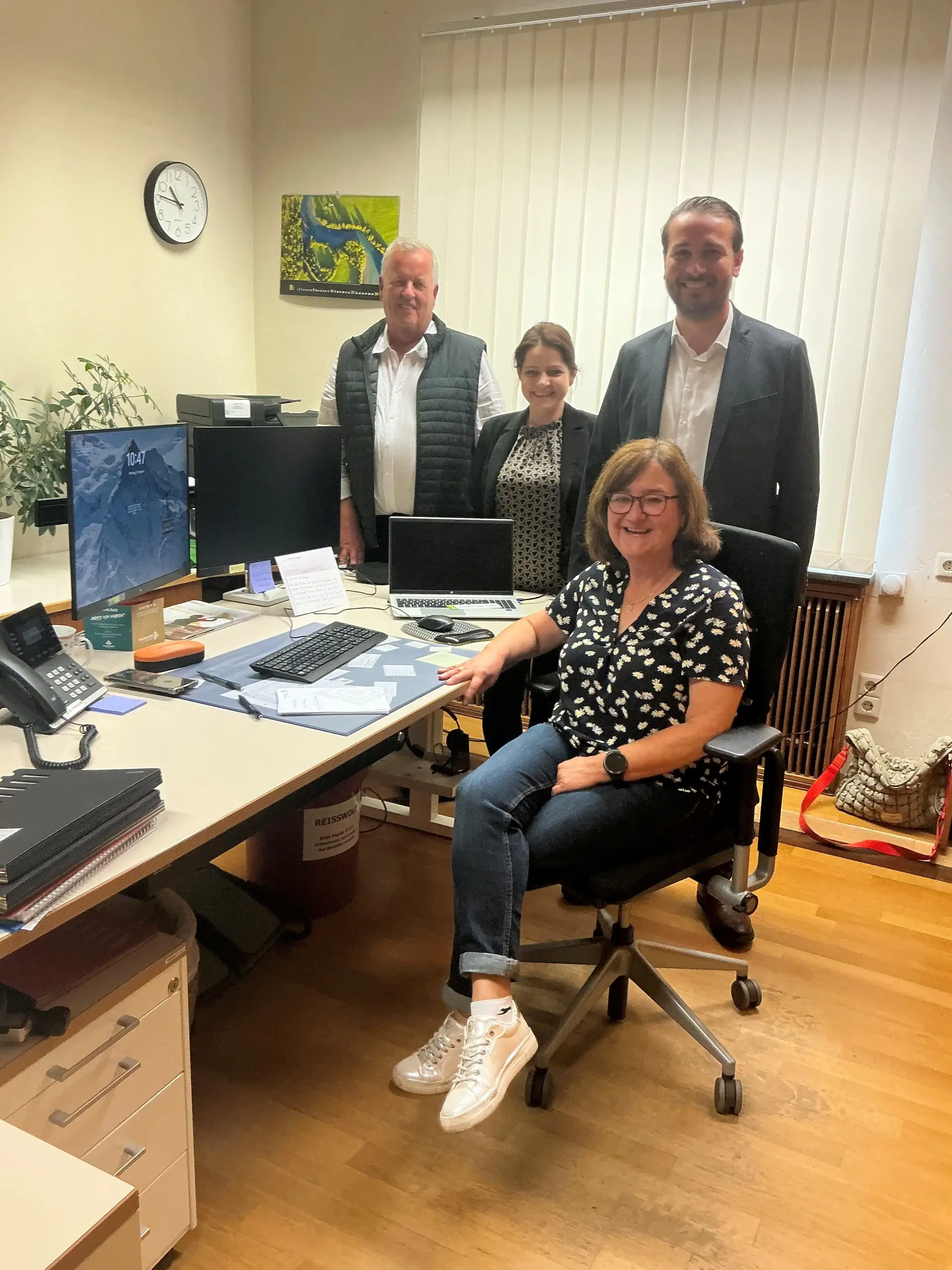 An ihr müssen alle vorbei, die zu Oberbürgermeister Adrian Sonder (rechts) wollen: Susanne Habisreitinger an ihrem Schreibtisch. Zum Dienstjubiläum gratulierten mit dem OB auch Otto Rittmann für den Personalrat und Felicitas Horn von der Personalabteilung.