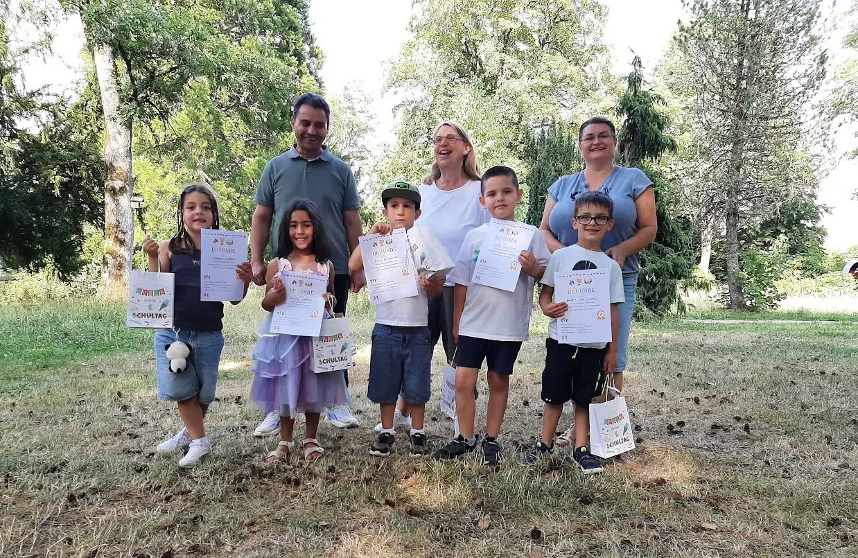 Das Bild zeigt (hinten von links) Yusuf Körpe, Erika Sauter-Bartholomä, Vlasta Robal, (vorne von links) Amman Hussein, Talin Nemra, Aram Barsekian, Filip Miljkovic und Benett Luda.