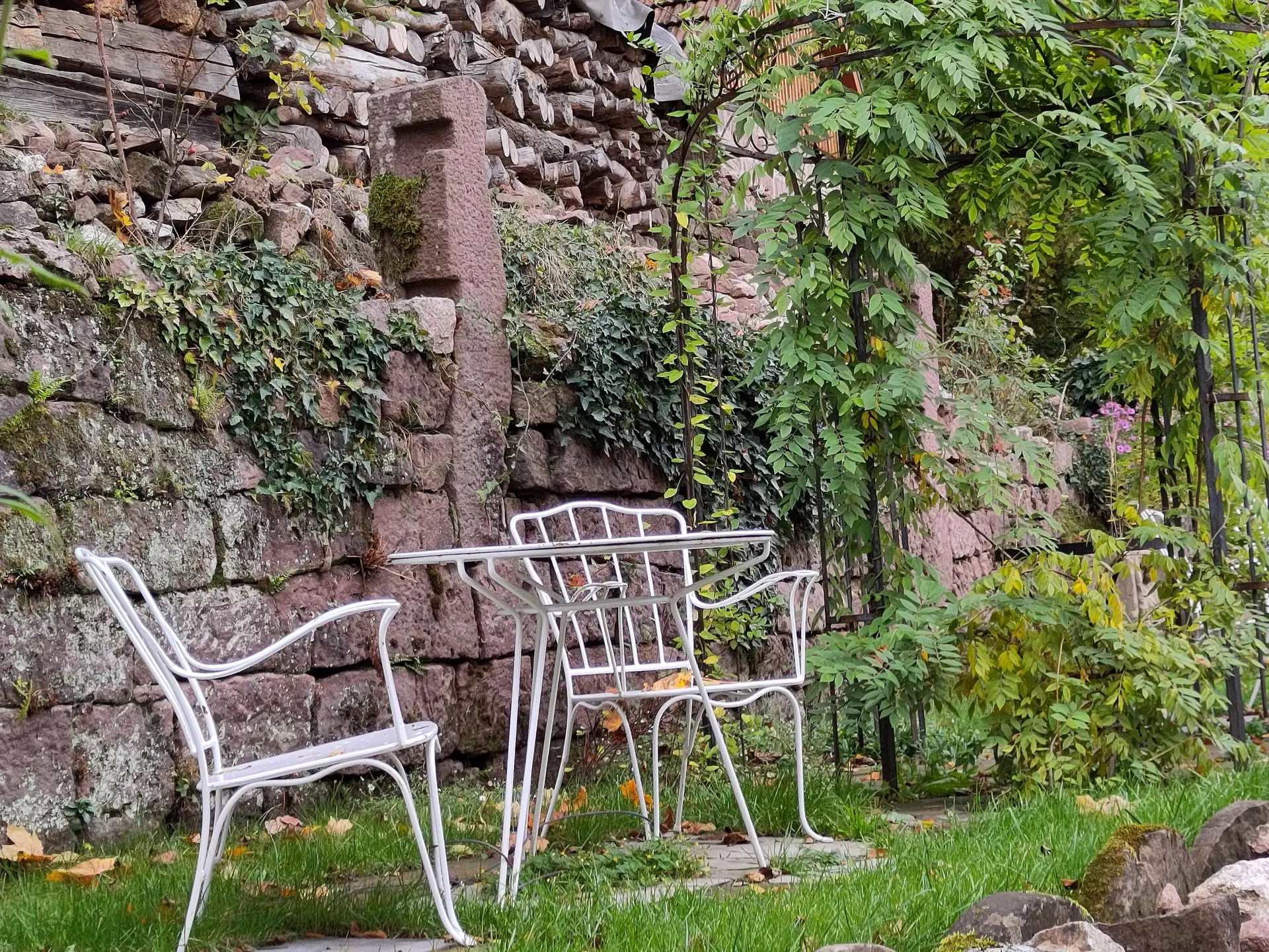 Sitzecke im Garten des Platzmeisterhauses.