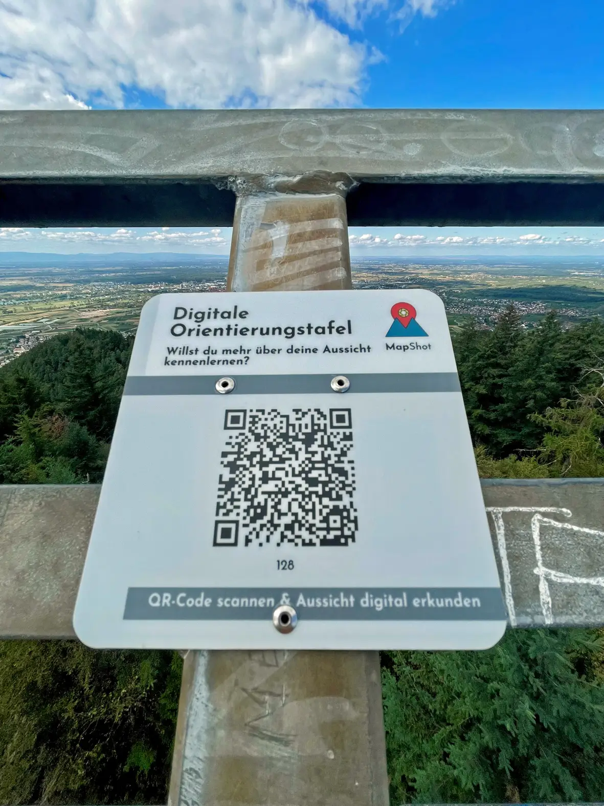 Auch auf dem Turm des Hohen Horn finden sich jetzt QR-Codes, die die Orientierung beim Gipfelraten erleichtern.