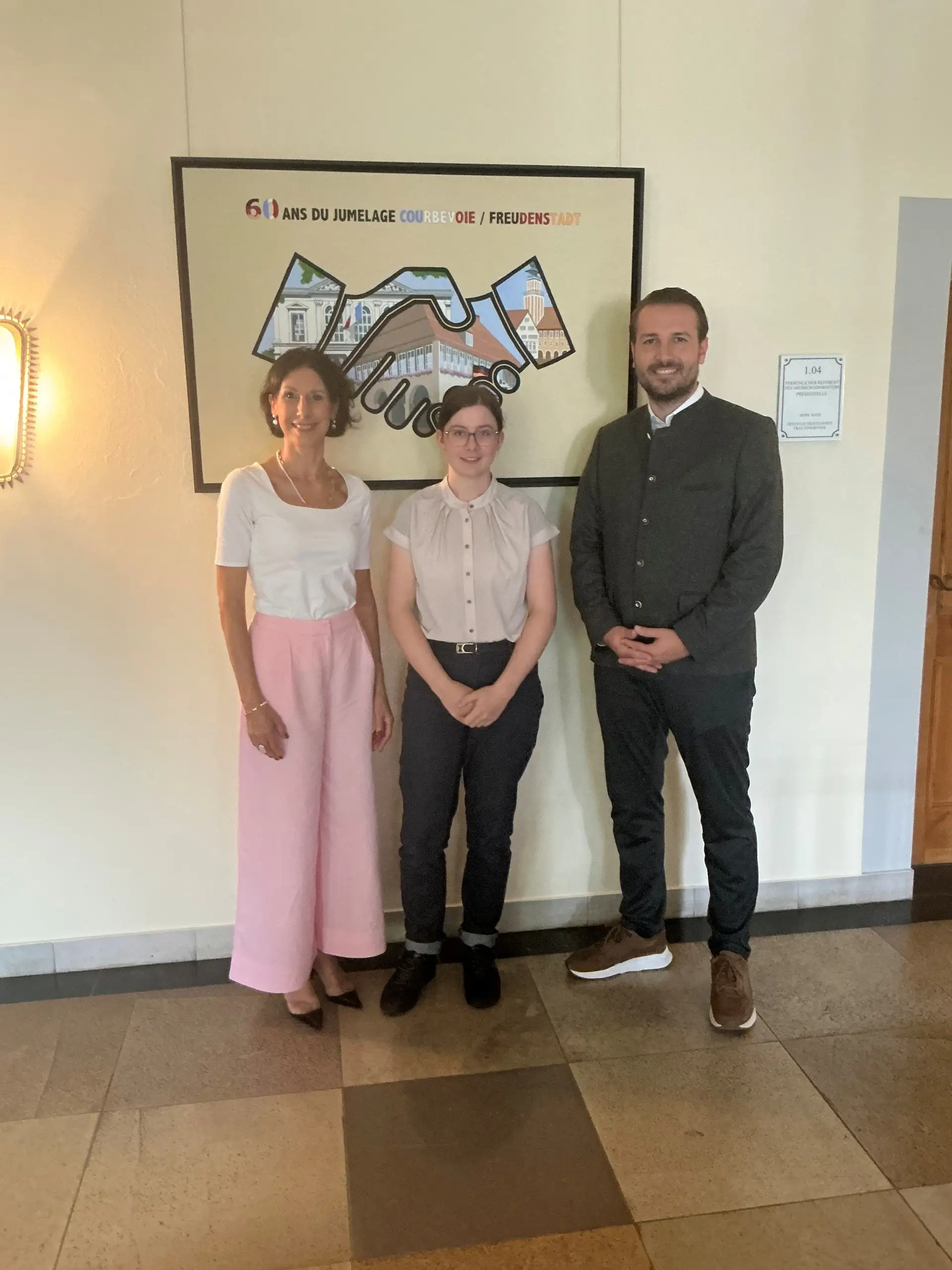 Sonia von Focht ist die neue Volontärin des deutsch-französischen Freiwilligendienstes im Rathaus Freudenstadt. Oberbürgermeister Adrian Sonder und Tutorin Fabienne Janz hießen sie willkommen.