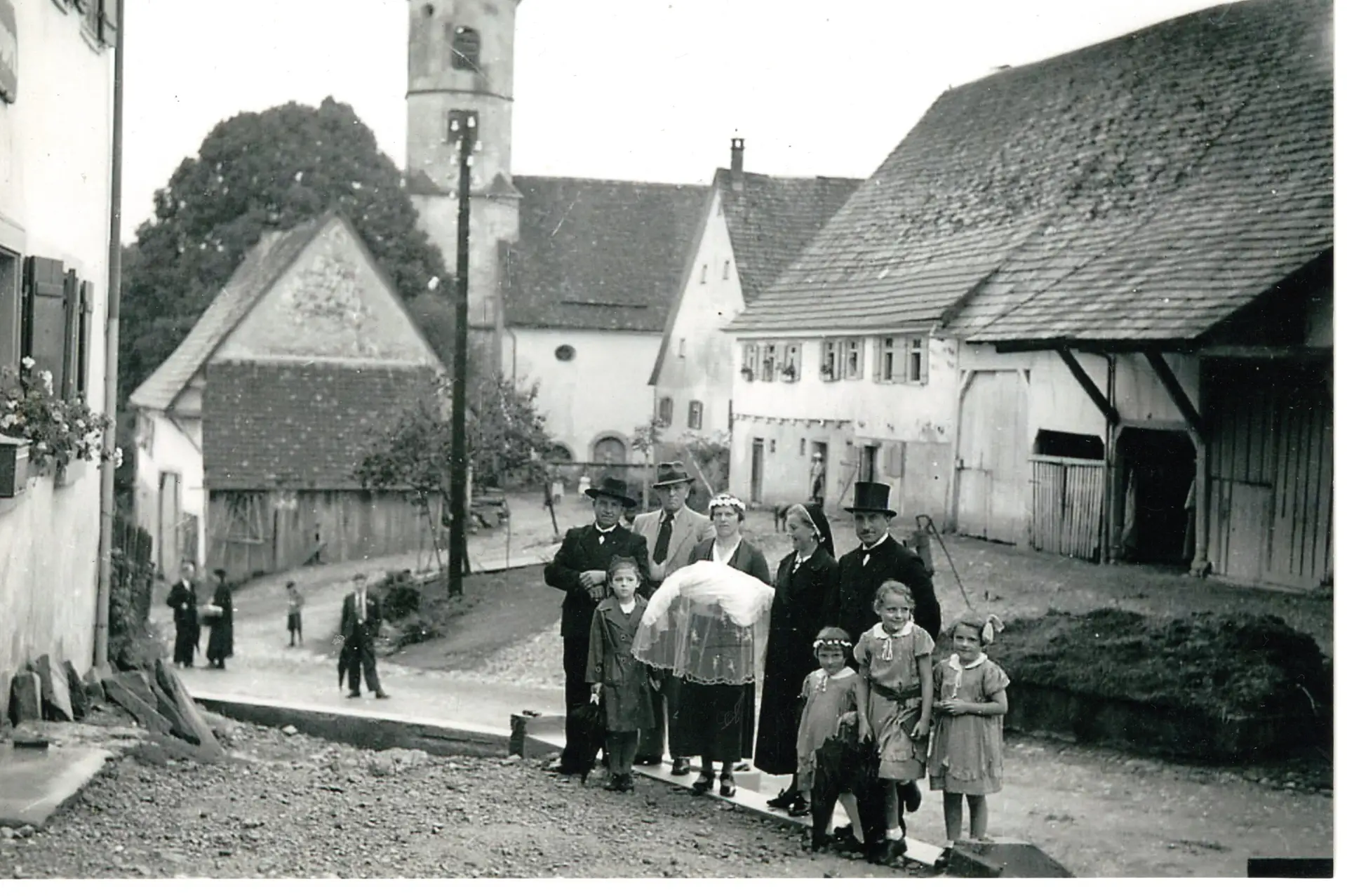 Kindstaufe in Dettlingen im Sommer 1938 Der frisch getaufte Säugling wird von der Patin auf dem Taufkissen von der St.